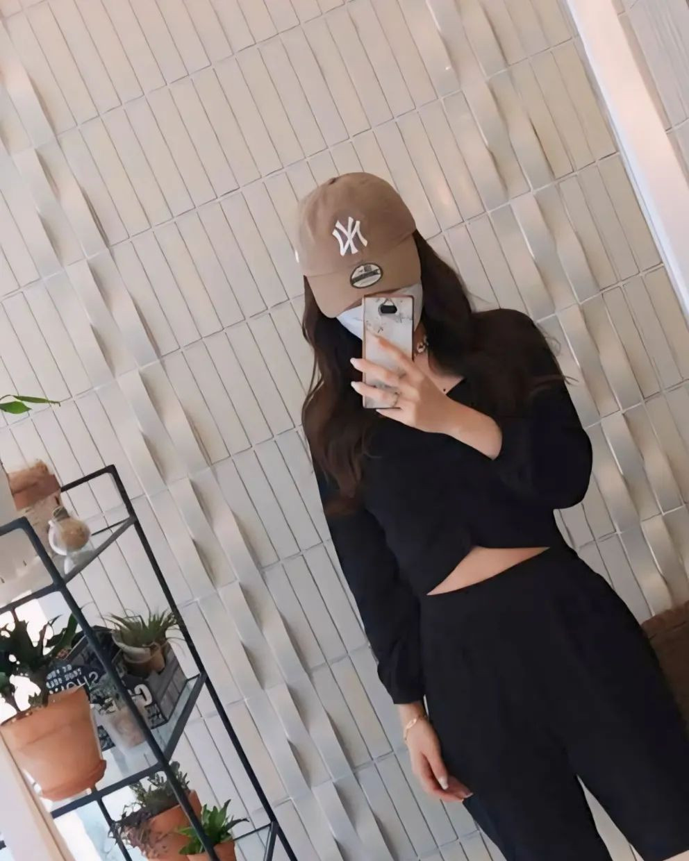 .
 
ほぼ不審者スタイル😷🧢
そろそろ夏が来るのに
食欲やばくて痩せれません🐷
がんばらないと🏋️🔥
 
月曜日珍しく出勤です！
今日も飲むぞー✨
 
何卒🙂‍↕️
 
@clubgalle2580 
#すすきの #クラブ我礼