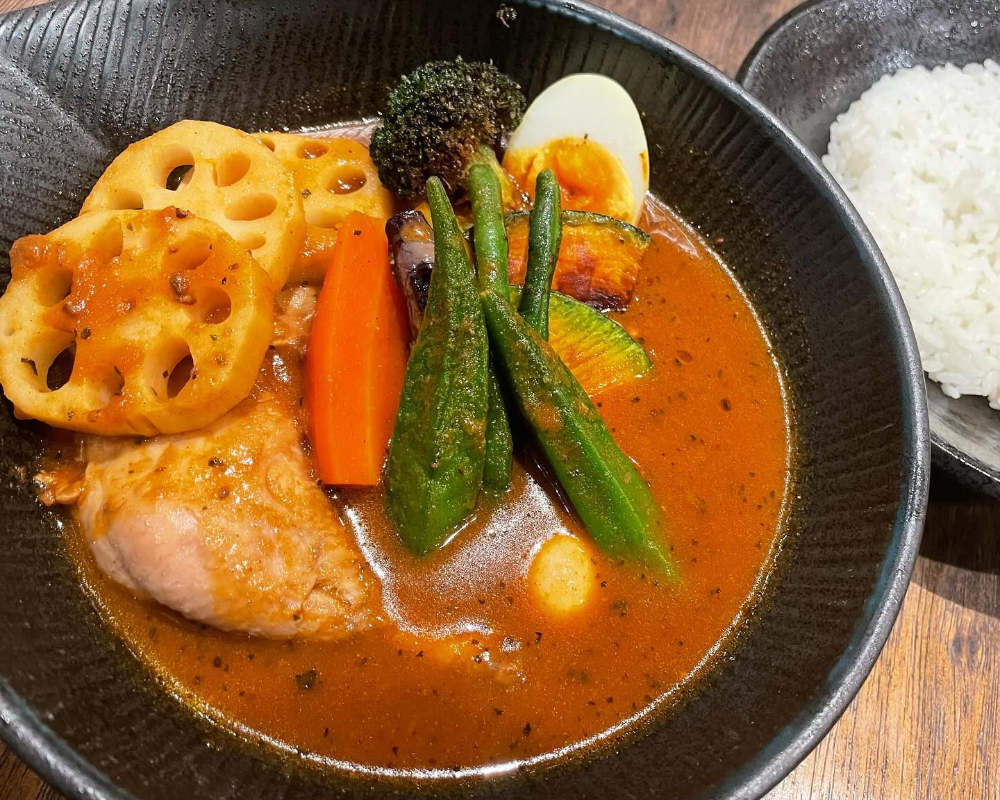 💙

~食べログ北海道編~

北海道行くとほぼ毎回
スープカレー食べてるんだけど
今回は地元民オススメのlavi🍛

50辛まであるから
余裕っしょ〜と思って5辛にしたら
まあまあ普段は食べない辛さで
びっくりしたけど旨かった〜🥵🤍

だがしかし地元民は5辛なんて物足りんらしい
本当なのかよ、、

空港で食べれちゃうのとてもよき👌🏻👌🏻

#スープカレー #スープカレーlavi #北海道グルメ #北海道旅行 #北海道 #北海道観光 #札幌観光 #北海道ランチ #札幌グルメ #札幌ランチ #北海道スープカレ
