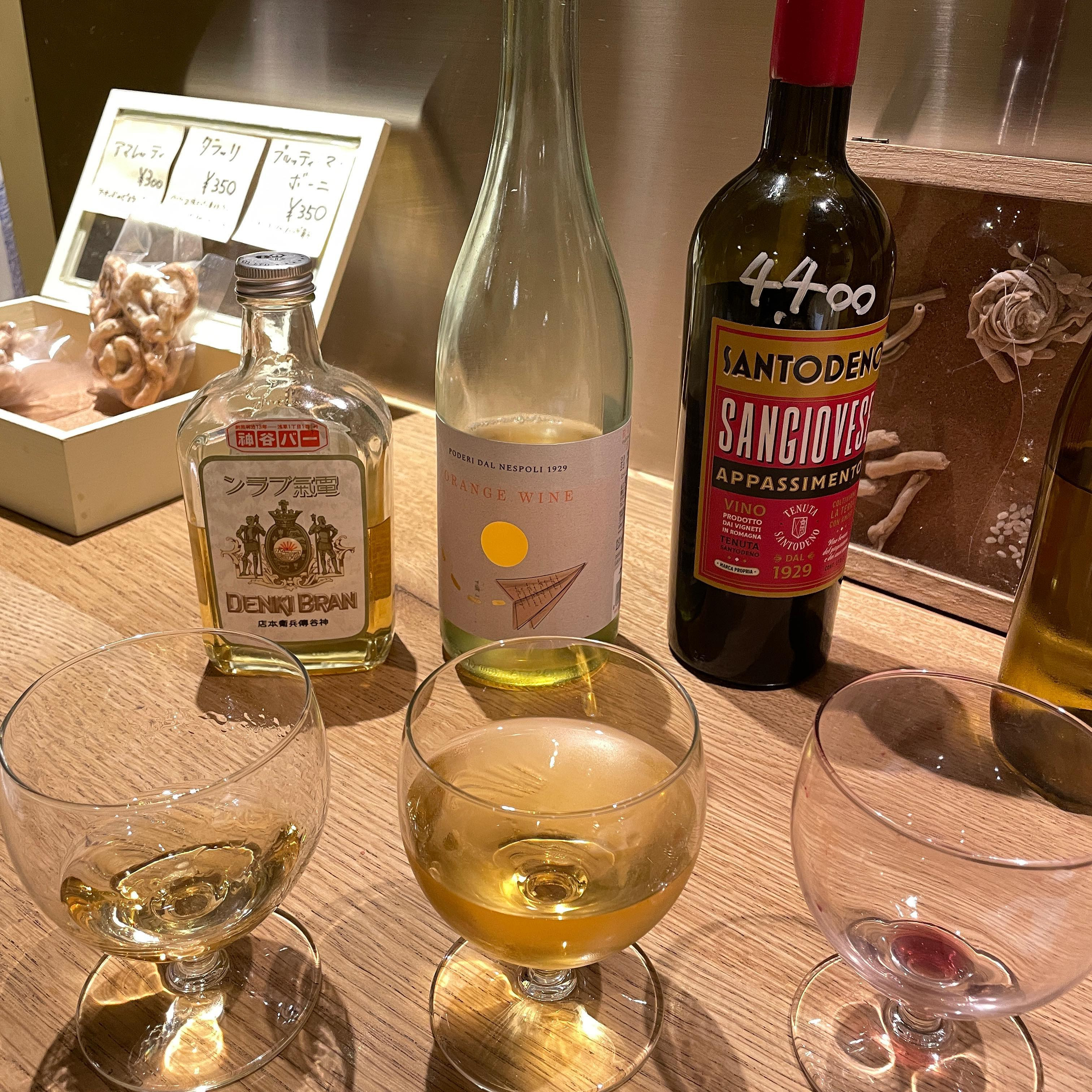 無性にワイン飲みたくて一人飲み
赤ワインとオレンジワイン🍷

電氣ブラン初めて見た〜って言ったら
マスターが味見でくれた🥰

癖強いって聞いてたけど甘くて美味しい〜

久しぶりのお酒
顔真っ赤になりましたわよ🥵(笑)

┈┈┈┈┈┈┈┈┈┈┈┈┈┈┈┈┈┈ 

札幌市中央区南6西4第21桂和ビル6F 
クラブ我礼〜Galle〜 

 @clubgalle2580 

┈┈┈┈┈┈┈┈┈┈┈┈┈┈┈┈┈┈ 
ご来店予定の方はDMください💌 
 
#ワイン #赤ワイン #オレンジワイン #クラブ我礼 #クラブ