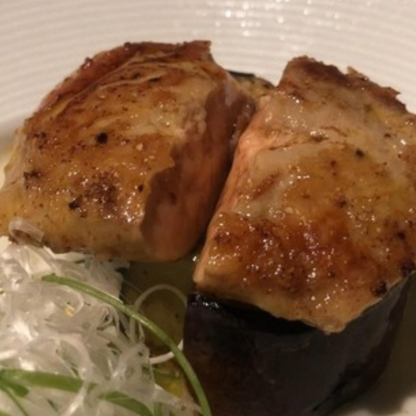 結局、土曜日はお祭り行きませんでした😅
人が凄くて😵‍💫
お酒もコンタクトもダメなのにどっちもやって、目が腫れて痛い痛い😭

大好きなフォアグラ🍴に鮑に日本酒🍶
2件目も大好きなお店で、ツブにホルモン＆ジンギスカン😊
スッキリして飲みやすい日本酒でした☺️

今日も出勤なので、あとで、コンタクトするけど〜痛いかなぁ😣

@clubgalle2580 
#club我礼#すすきの#お祭り#北海道神宮祭