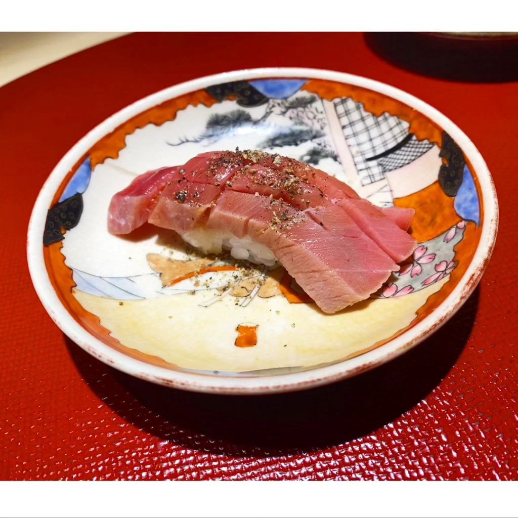 .
二丿蔵①

鮨丿蔵の系列、二丿蔵に🐯♥️
店内はカウンターと最小限のスペースだけなので荷物多い方は注意△

カウンターど真ん中の席に座らせて頂きまして🙏
お隣も一人でいらっしゃってる方だったから心の中で仲間意識が…笑

二丿蔵は全体的に一癖あるというか、他で食べたことないなーってものが多くて楽しかった🤡

5枚目は魚醤と麹でねっとり仕上げた鯛
これ好きだったな〜

1枚目がスペシャリテのねぎま
ねぎま鍋を元にしてるらしい！食べたことない！笑
九谷焼のお皿がかわいい🍬

帆立の握り、片面1hずつ扇風機を