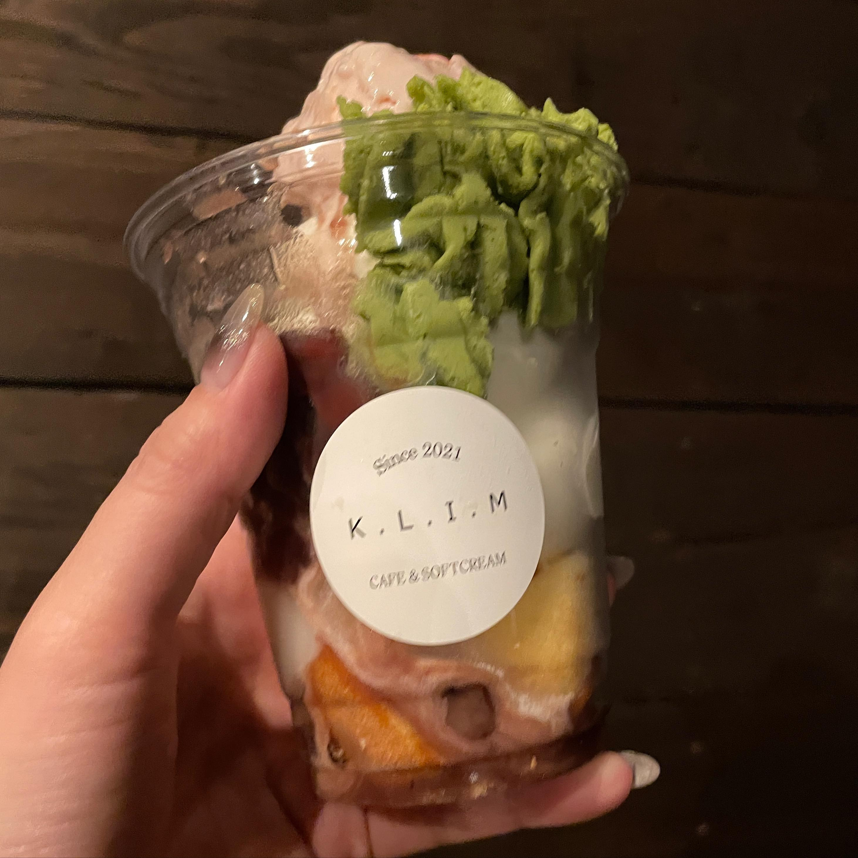 お仕事終わりにパフェ❤️

近くにできてた気になってたお店
美味しかった〜🥰

〆パフェって大きいのドーーン！
ってイメージだったけど
ちょうどいいサイズ🙆‍♀️

暑くなって来て
アイス三昧しちゃいそう🤤

┈┈┈┈┈┈┈┈┈┈┈┈┈┈┈┈┈┈ 

札幌市中央区南6西4第21桂和ビル6F 
クラブ我礼〜Galle〜 

 @clubgalle2580 

┈┈┈┈┈┈┈┈┈┈┈┈┈┈┈┈┈┈ 
ご来店予定の方はDMください💌 
 
#klim #〆パフェ #和パフェ #すすきのグルメ #札幌グルメ #ク