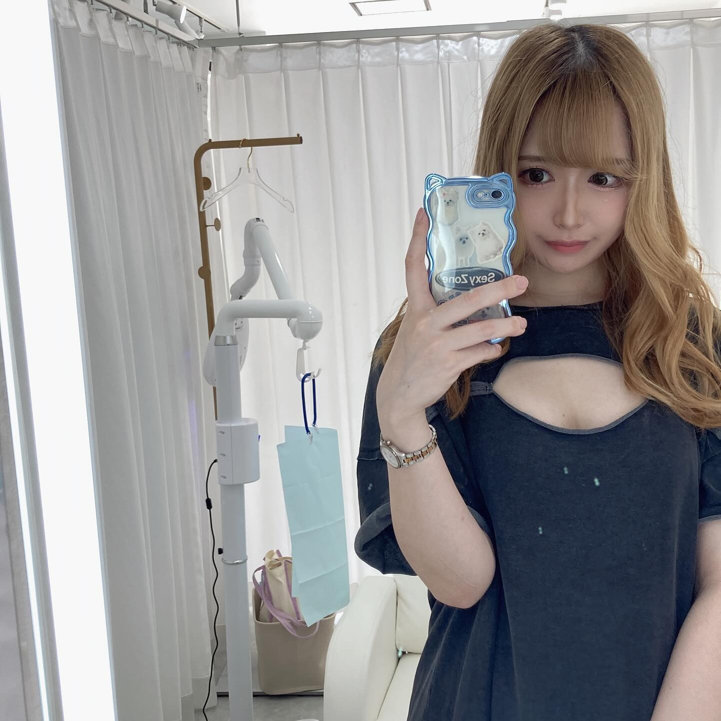 🦷🤍
ルイボスティーを毎日飲むようになってから
着色が気になってきて歯のホワイトニングへ行ってきた‼︎

京成臼井駅からすぐのRiPiQaさん
@ripiqa_whitening 

サロン内は明るくて清潔感があって、外観も
ティファニーブルーで可愛い🩵🦷

まずはカウンセリングをしてもらって
自分の歯の色をサンプルでチェック

そしたら専用の歯磨き粉で歯を磨いて
歯に溶液を塗り、照射を15分✖️2セット行うよ‼︎
めっちゃ簡単🤦🏼‍♀️

しかも痛みも不快なこともなーんもなくて
普通にわたしは寝てた🥹
