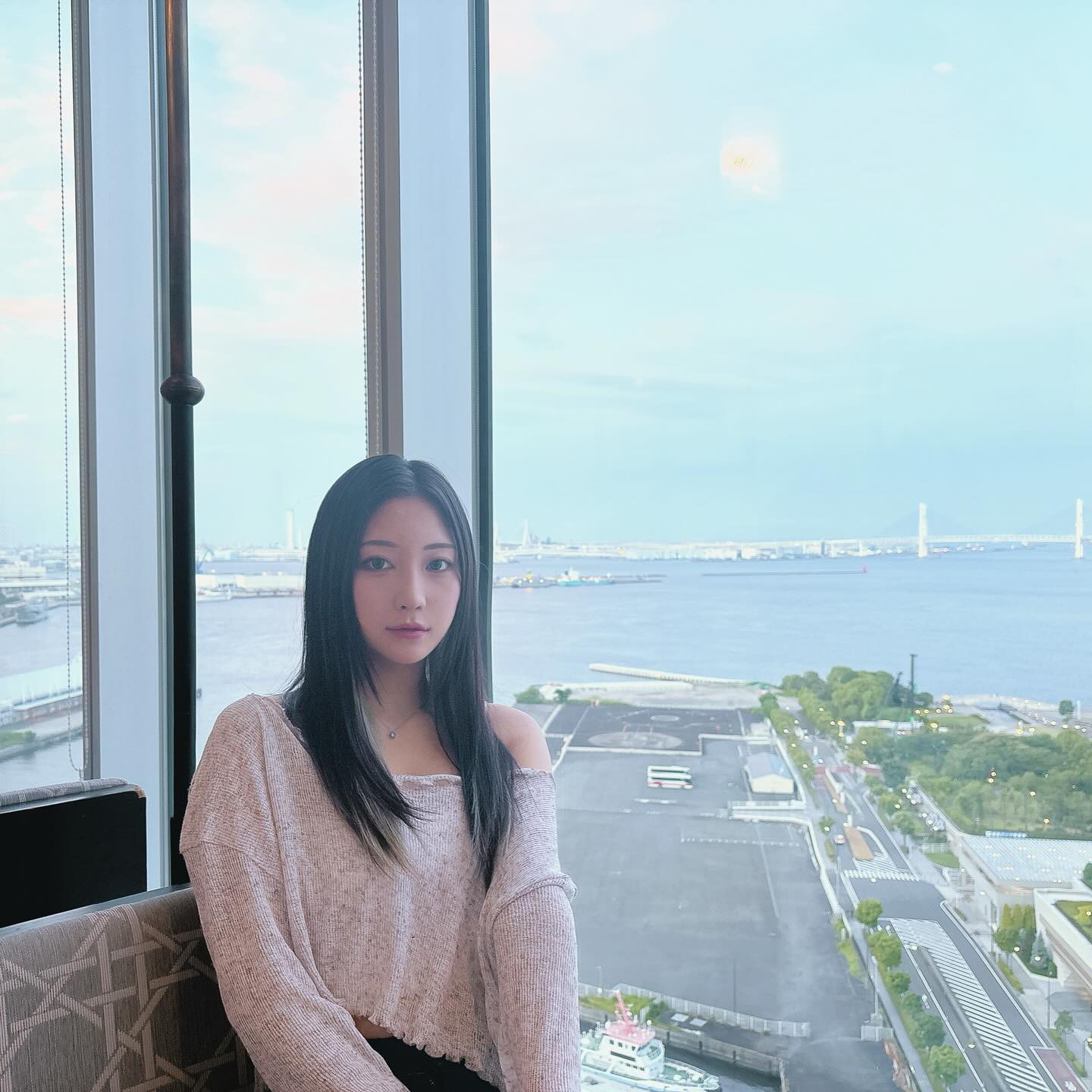 お休みの間は色々お出かけしたよ〜、これは横浜でご飯食べた時の写真🍽
ダウンタイムも落ち着いてきたのでそろそろ復帰！会いに来てね🩶

 #横浜グルメ  #みなとみらい  #家族でお祝い #キャバ  #キャバクラ  #キャバクラ嬢  #キャバクラドレス  #ポートレート  #インスタグラマーになりたい #いいね返し  #instagood  #ヘアメ  #ヘアメイク  #セクシードレス  #同伴  #シャンパン  #シャンパンください  #テキーラ  #テキーラだいすき  #ラウンジ  #ラウンジ嬢  #歌舞