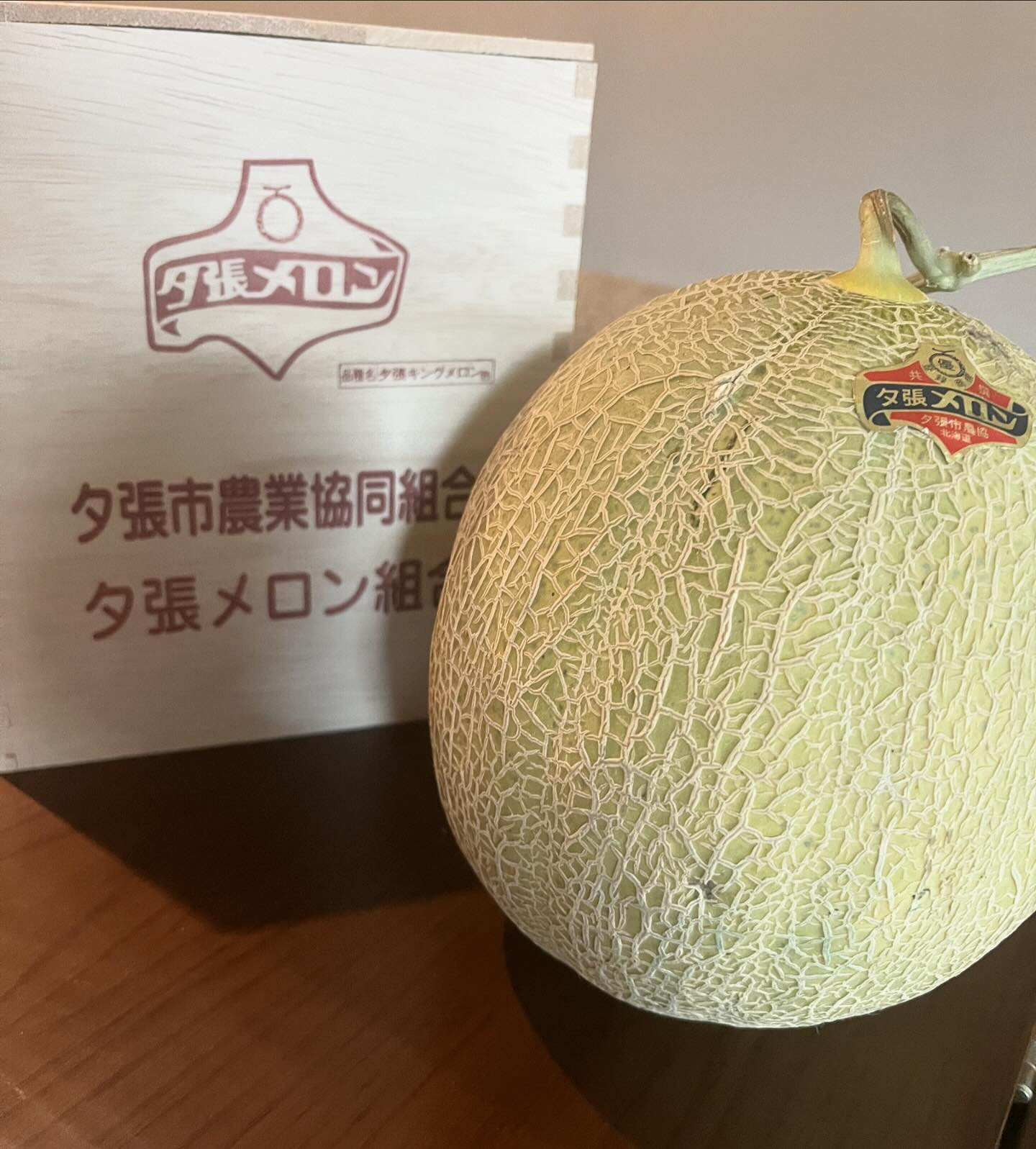 今年、2回目のメロン🍈
甘くて美味しぃ〜😋
🍈と🍓と🍉はもう食べたくないってゆーくらい食べたいな🤤

昨日は飲んだ事のない、ナチュールワイン😊
私好みで美味しかったです✨✨
ゴクゴク飲みそうだったのでゆっくりペースで頂きました☺️

目の違和感はまだあったけど、コンタクトも出来たし、🩸も出ず安心😮‍💨
我礼のみんな、心配してくれてありがとぉ🥹

@clubgalle2580 
#club我礼#すすきの#夕張メロン#なちゅーる