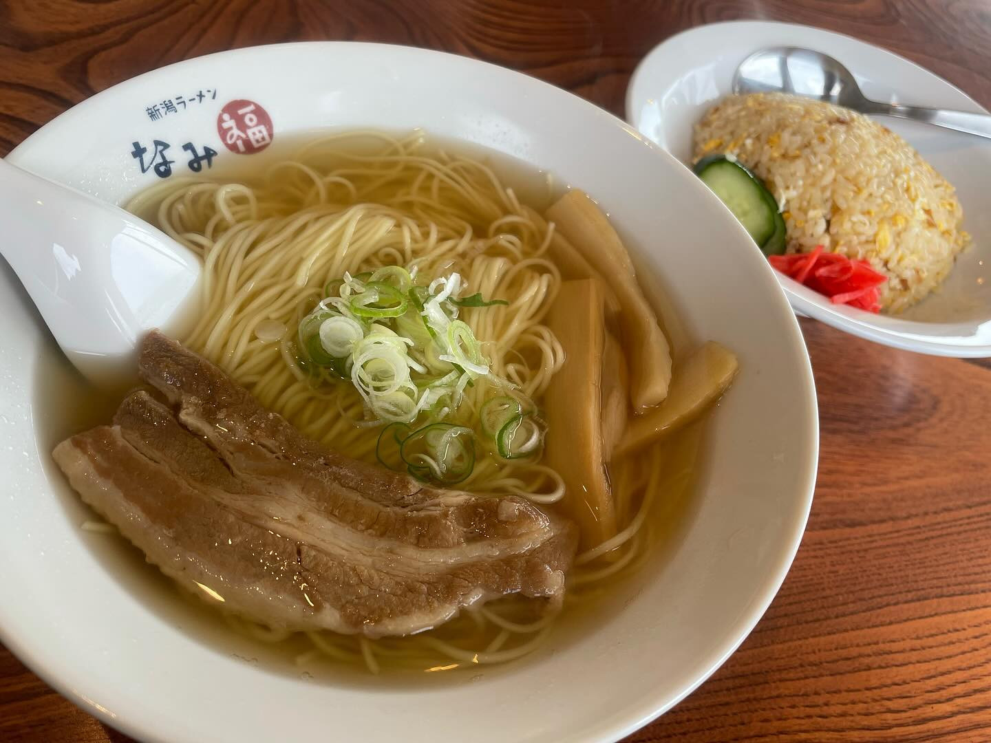 💙

なみ福🍜🤍

やっと！やっっと！！
やーーーっっと！！！いけた！！
シンプルにおいしかったなあ
ぜったいまたいく
もうすでに食べたい🤤🍜

平日遅めの時間で待ち時間ほぼなし👌🏻
帰りに"お気をつけて"って一言
めちゃくちゃ素敵だなあとおもた🌞

#なみ福 #histandard #新潟らーめん #新潟ラーメン #ラーメン #らーめん #新潟らーめん部 #新潟ラーメン部 #新潟グルメ #新潟ランチ #めんすたぐらむ #麺スタらーめん部 #麺スタグラマー #麺スタグラム #麺活 #ラーメン女子 #らーめ