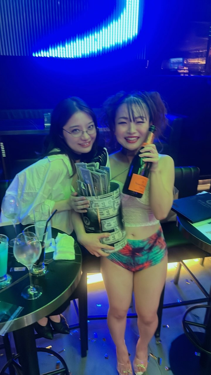 先日、WHITE MARTINI CLUBのプロデュース&出演しているKOZUEさんが遊びに来て頂きました!KOZUEさんとは4月にWHITE MARTINI CLUB×show space Jewelのコラボイベントで初めてお会いして、華やかで可愛くダンスがめちゃくちゃ上手くて驚いたのが最初の印象です❣️
シャンパン🍾3本、100プレバケツチップをありがとうございました😭
恩返しできるように頑張ります❣️❣️
#ホワマニ #puremieginza #ginza #whitemartiniclub #シ