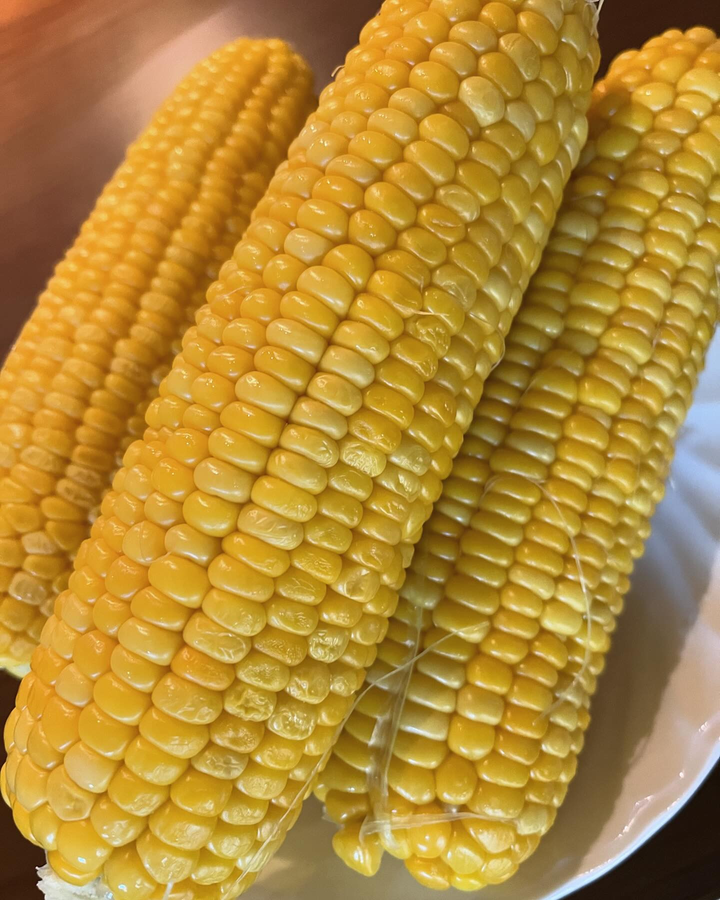 スイートコーン🌽
今年初のとうもろこし🌽美味しかったぁ☺️
今回はそのまま茹でていただきました😋

今日は暑い☀️
暑くてバテてるのに帰らない愛犬🐶
休んでばかり😒

夏☀️に向けて顔まわり縮毛矯正かけて来ました😉

@clubgalle2580 
#club我礼#すすきの