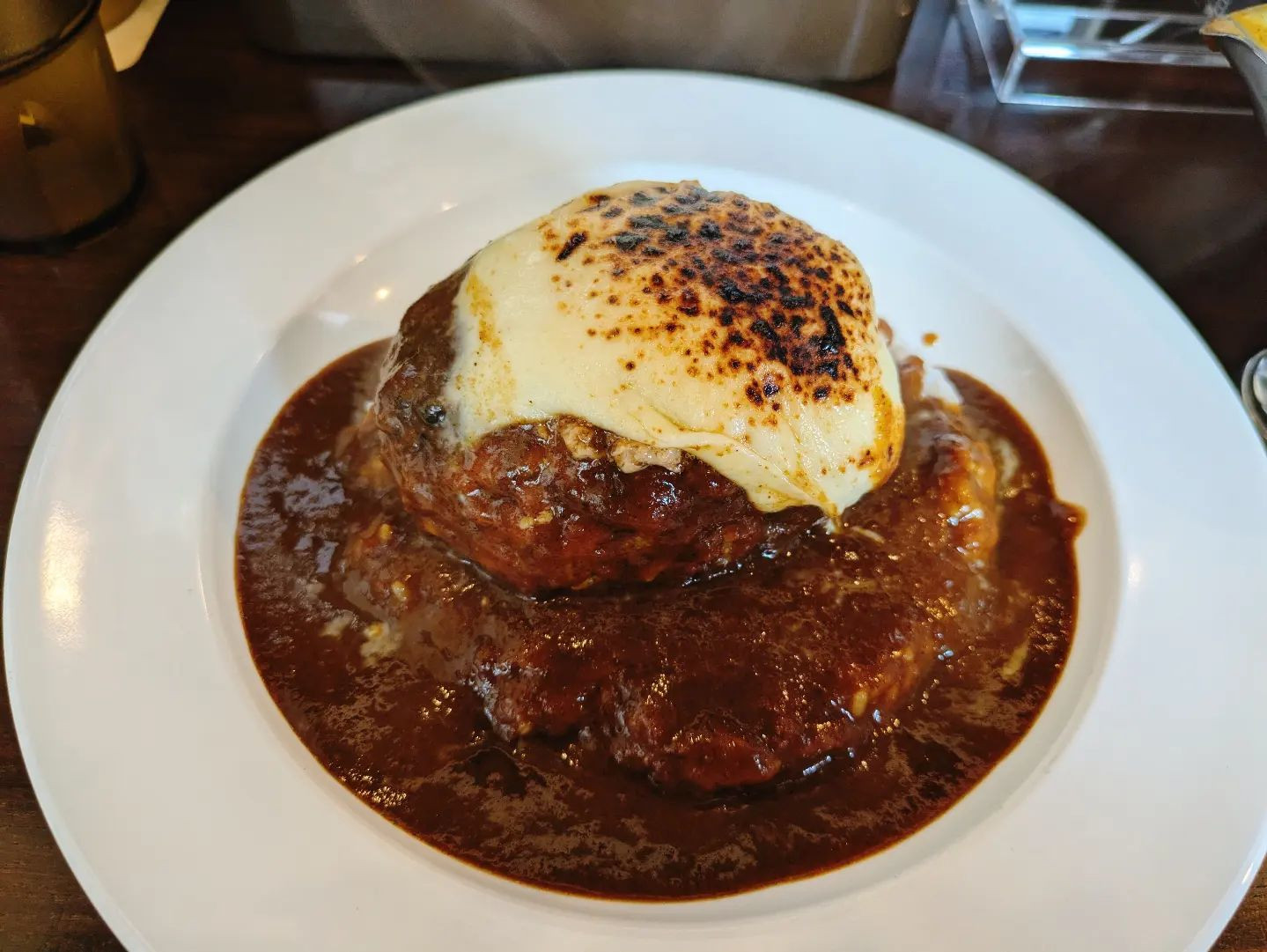 .
 
ハンバーグが300gもあって
1人では食べ切れなくて友達に
助けてもらってなんとか完食🙏笑
 
色んなご飯屋さん巡りたい🐷✨
 
さて、今日は今月最後の出勤です！
楽しい気持ちで６月締めれますように☀
来月は周年ですので、
よろしくお願いします🙂‍↕️✨
 
#すすきの#クラブ我礼#カレー
#ハンバーグカレー#カレーライス