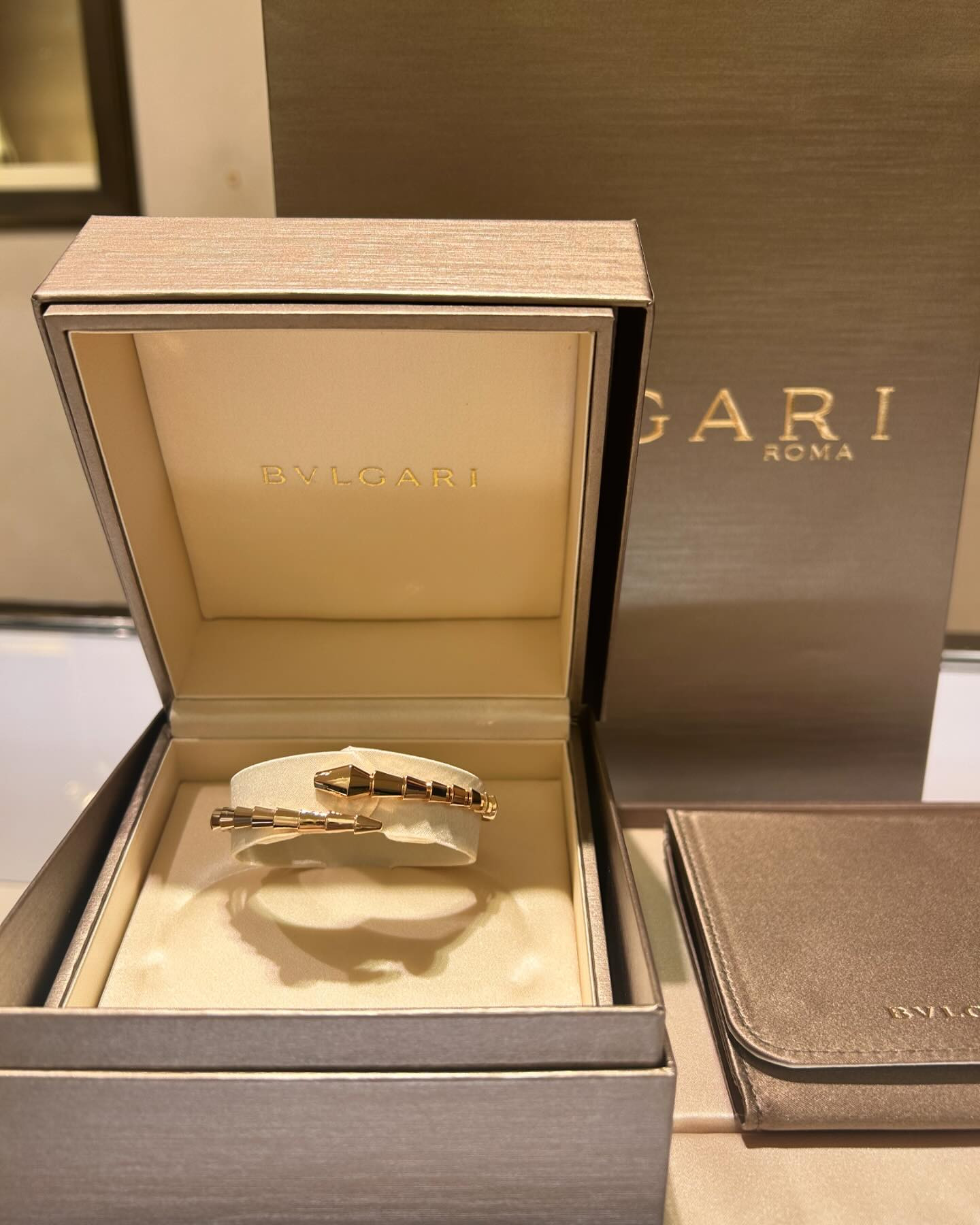 自分への誕生日プレゼントはセルペンティにしました🎁

何個か試着はしたんですが、時計の色と合わせた方が良いと言われ「じゃ、ピンクゴールドで」と即決したらギョッとされたので、もう少し悩んだフリすれば良かったです。

#bvlgari #serpenti #キャバ嬢 #リオグループ #めいレポ