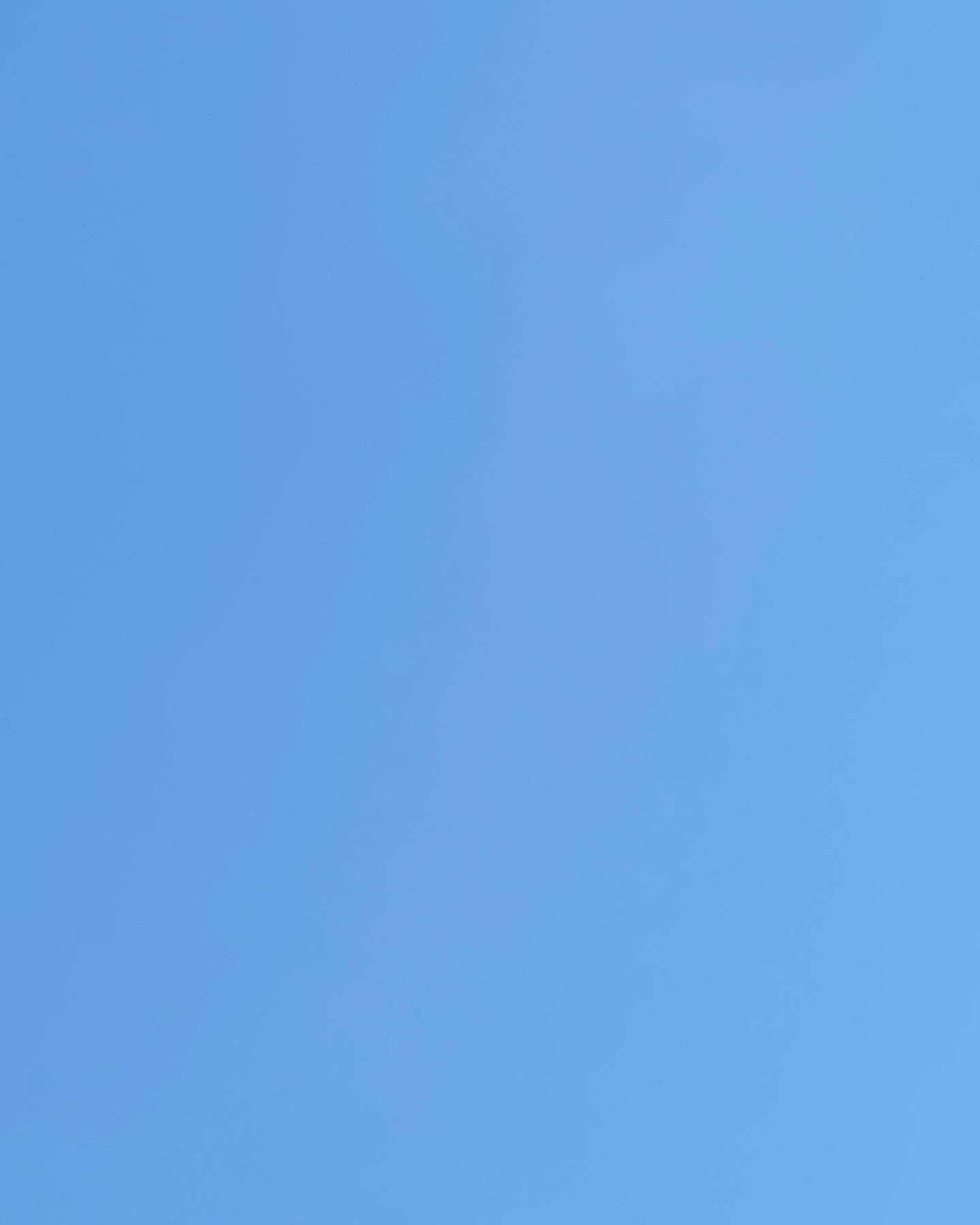 6月も今日でオワリ☘️
雲一つない青空です♡

夜雨みたいだけど(´・ω・｀)

今月も一ヶ月お疲れ様でした✨
そしてありがとうございました😊

また来月もよろしくお願いします☘️
来週は周年でもありますので併せて宜しくお願いします❤️

@clubgalle2580 

#クラブ我礼#すすきの
#下半期もがんばろう