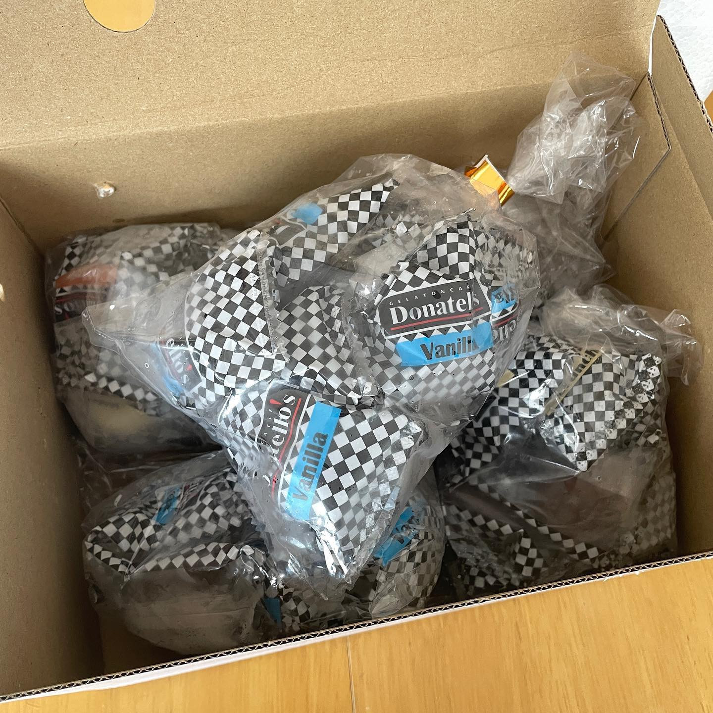 いただきものっ😍🍨
一口サイズ助かる🫶

今日風なくて室内暑すぎたから生き返るー！
エアコンはまだ付けたくない…(笑)

さっき知ったけど今日は
『ソフトクリームの日』らしいです🍦

今年も牛乳牛乳したソフトクリーム
たくさん食べるぞ〜🤤

さて！明日、明後日は我礼の15周年です！
お正月ぶりのお着物です👘
よろしくお願いします✨

┈┈┈┈┈┈┈┈┈┈┈┈┈┈┈┈┈┈ 

札幌市中央区南6西4第21桂和ビル6F 
クラブ我礼〜Galle〜 

 @clubgalle2580 

┈┈┈┈┈┈┈┈┈┈┈┈