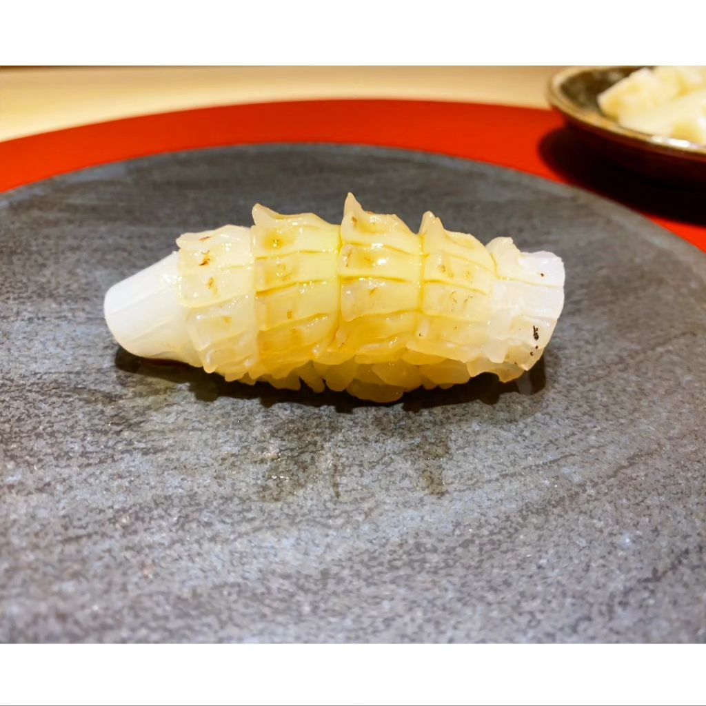 .
二ノ蔵②

4月に行ったのを今更あげてるの時差も過ぎる🫠

二ノ蔵、鮨ノ蔵といえばのぴこぴこ逆立ったイカ✨
はんだごてで焼いててうけた笑
キンキもはんだごてで焼き目つけてた笑笑
ぴこぴこなのかぴょんぴょんなのか…🤔

はんだ付け上手い人のはんだってキラッとしてるよね
まなみは下手だったので曇ってたけど☀️

オオズワイガニもりもりで美味しい♥️
カニ酢にとろみがついてるから形が崩れないらしい

5枚目はサクラ鱒にラズベリージャムがかかってるやつ😮
食べ慣れなさすぎて美味しいかはわからなかったけど、合わ