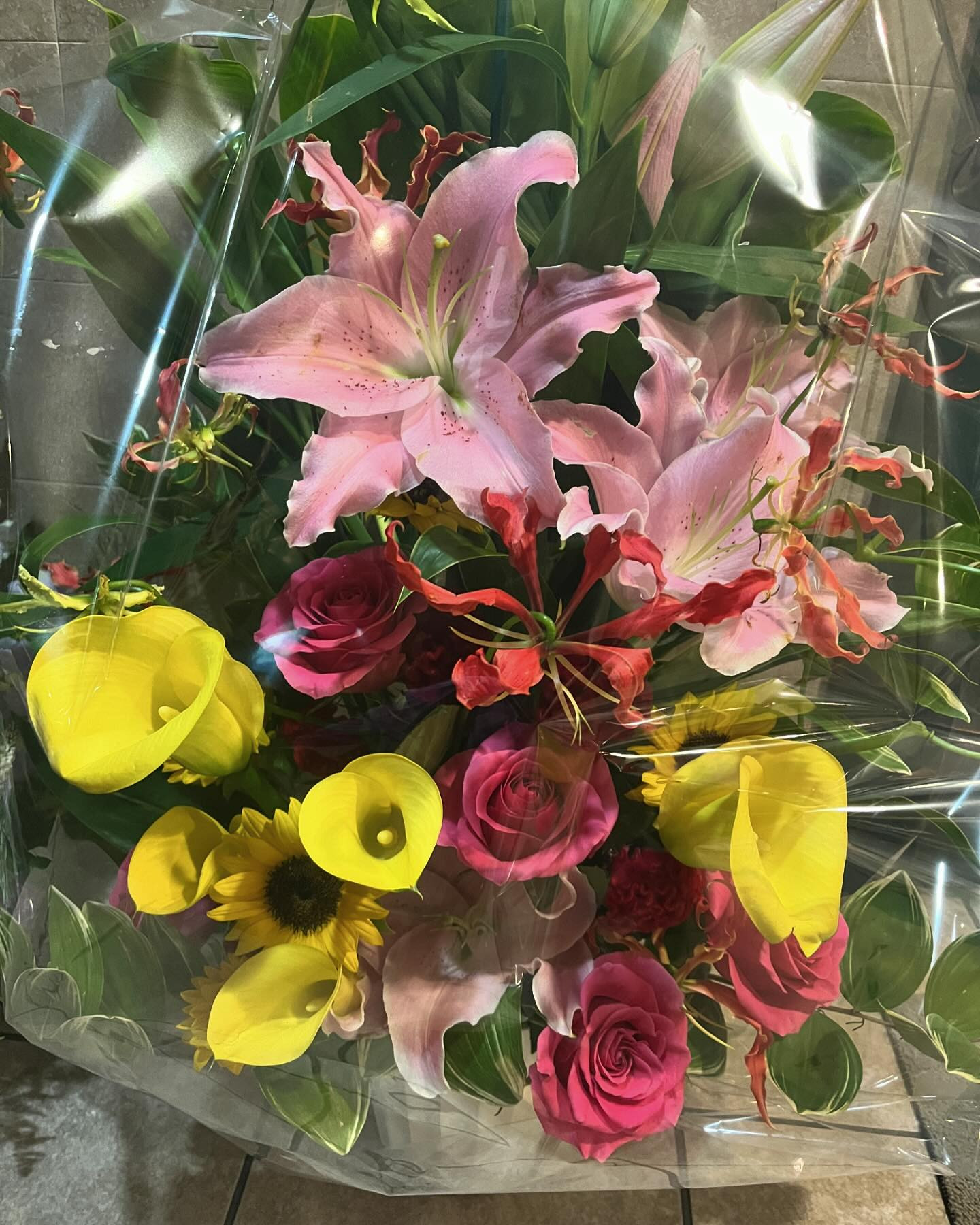 昨日もたくさんの来店ありがとうございました😊✨✨
周年に来られなかったお客様からお花が😄サプライズだったので嬉しかったです☺️

今日も元気に出勤です😉

@clubgalle2580 
#club我礼#すすきの