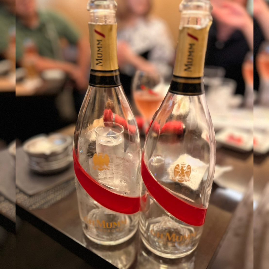 我礼15周年2日目✨
たくさんの方に来ていただき
大盛況な2日目でした！
ありがとうございました🙇‍♀️✨

お祝いの美味しいお酒
楽しくいただきました😚🥂

今後ともよろしくお願いします🤍

┈┈┈┈┈┈┈┈┈┈┈┈┈┈┈┈┈┈ 

札幌市中央区南6西4第21桂和ビル6F 
クラブ我礼〜Galle〜 

 @clubgalle2580 

┈┈┈┈┈┈┈┈┈┈┈┈┈┈┈┈┈┈ 
ご来店予定の方はDMください💌 
 
#クラブ我礼 #クラブガレ #ガレ #北海道 #札幌 #すすきの #ススキノ #クラブ 