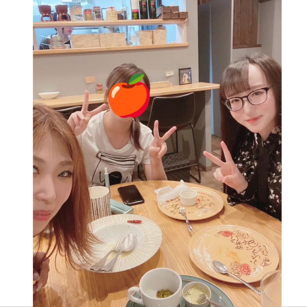 .
いぶきさんと一緒にゆりあさんが店長やってるラフカフェに💨

ゆりあさんすっぴんだったから一応隠してみた笑
いらんお世話だったらごめんね🥺

アサリ盛り盛りでパスタが見えないけど、3枚目は酒蒸しで4枚目はボンゴレ🤗✨

アサリ追加したっけ酒蒸しと変わらない見た目になっちゃった💦笑
たっぷり食べれて満足〜〜美味しかった♥️

太麺で食べ応えがあって帰るときにはまなみもいぶきさんもお腹パンパン🙆

いぶきさんはパスタおかわり、まなみはデザートおかわり🍰

おかわりのときは大福いらないからプリン食べたいって言