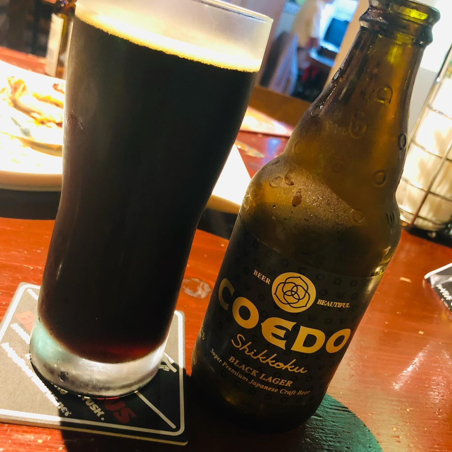 🍺COEDO 漆黒🍺

川越の地ビールCOEDOの黒ビール！

なんだっけなー
昔、COEDOの黒ビール飲んだときめちゃくちゃ濃くてうまぁ！ってなった覚えがあるんだけど、
漆黒じゃなかったようなきがするんだよなー、、？

期間限定でなんか黒ビールあったのかなー？

それを求めて飲んだら違かった。笑

でもうまかった🖤

#ビール
#COEDO
#キャバ嬢
#志木

今日も🍻待ってます🥰