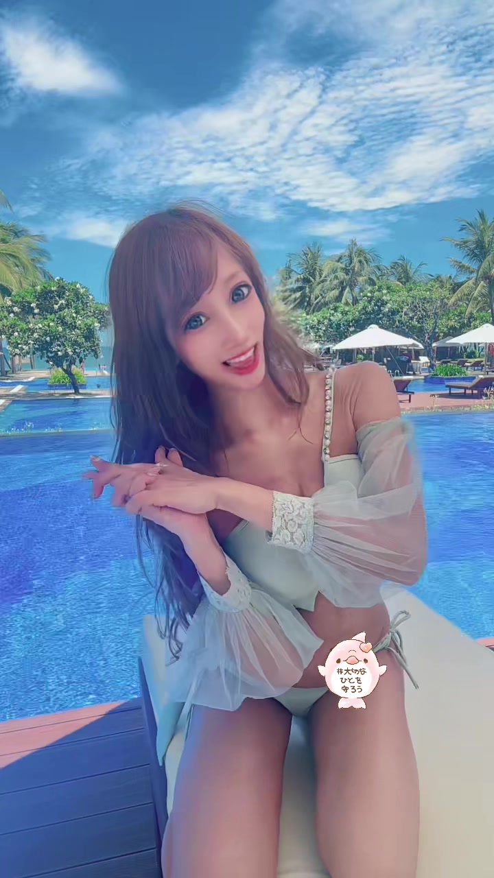 #水着 #プール #infinitypool ビュッフェ食べた後でお腹ぽんぽこなの🐷🧡💫