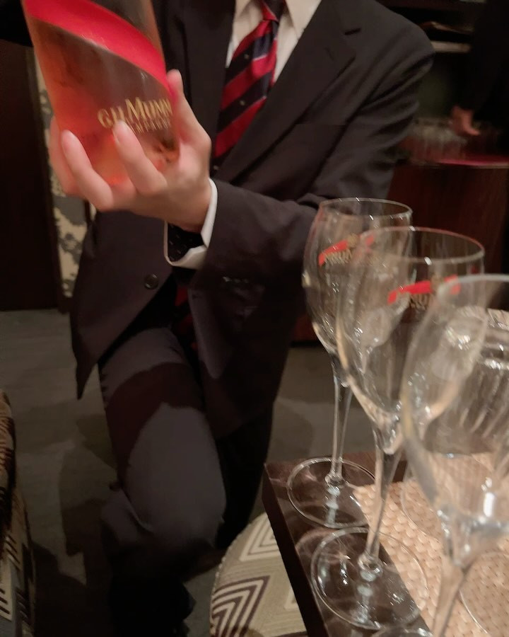 こんばんは☆

先週の金曜日はどうもありがとうございました☆

Yさん、今年は一緒に飲めないかと思ってしまいましたよぉ〰️🍾

シャンパン、ご馳走様でした☆

暑いですが、今日、出勤します☆

 #札幌 #すすきの #クラブ我礼 @clubgalle2580