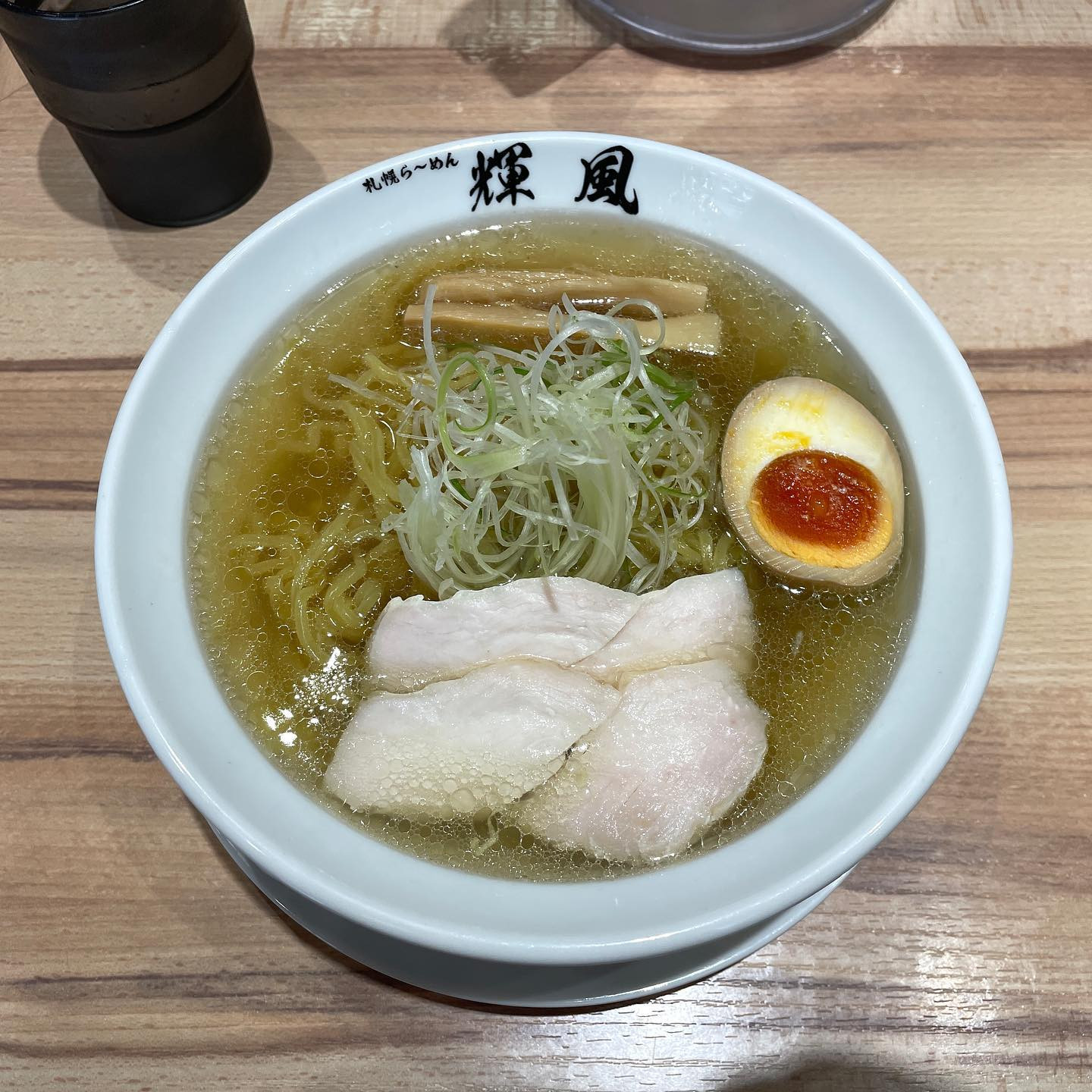 ラーメン輝風
夜はすごい行列で入れそうにない…

ということで激暑な日中に
ダラダラ汗かきながら食べた🤣

暑い日続きの中だし並ばずすぐ入れた✨

個人的に塩が好きかな〜

帰り暖簾にオニヤンマらしき
おっきなトンボご来店してたわ🫣

┈┈┈┈┈┈┈┈┈┈┈┈┈┈┈┈┈┈ 

札幌市中央区南6西4第21桂和ビル6F 
クラブ我礼〜Galle〜 

@clubgalle2580 

┈┈┈┈┈┈┈┈┈┈┈┈┈┈┈┈┈┈ 
ご来店予定の方はDMください💌 

#ラーメン #札幌らーめん輝風 #札幌ラーメン #