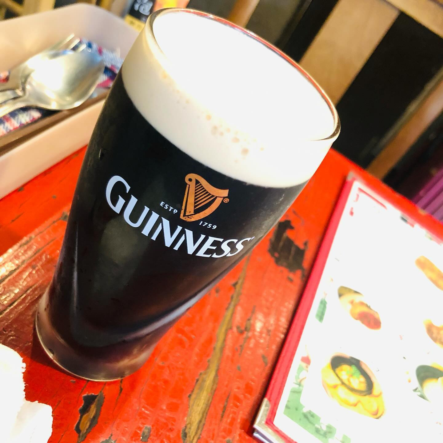 🍺ギネス🍺

黒ビールといえばギネス！だよね？

香ばしくて泡がクリーミーでコーヒーみたいな感じ

注いだら泡が上がりきるまで待つの🍺🫧
上がりきるまで119.5秒かかるらしい

それを見るのも楽しい☺️🖤

#ビール
#ギネス
#黒ビール
#キャバ嬢
#志木