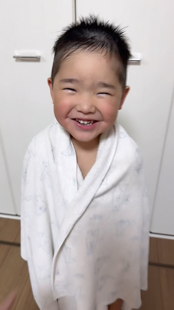 ✂️🔥🔥🔥
断髪式🤣🤣🤣漢は黙ってバリカン。笑笑
美容院大っ嫌いな息子にバリカンをプレゼント🎁
最近イケてるお兄ちゃんと遊んでるからすんなり💪🏽
#いや美容院行って #私美容師さんじゃないから😂