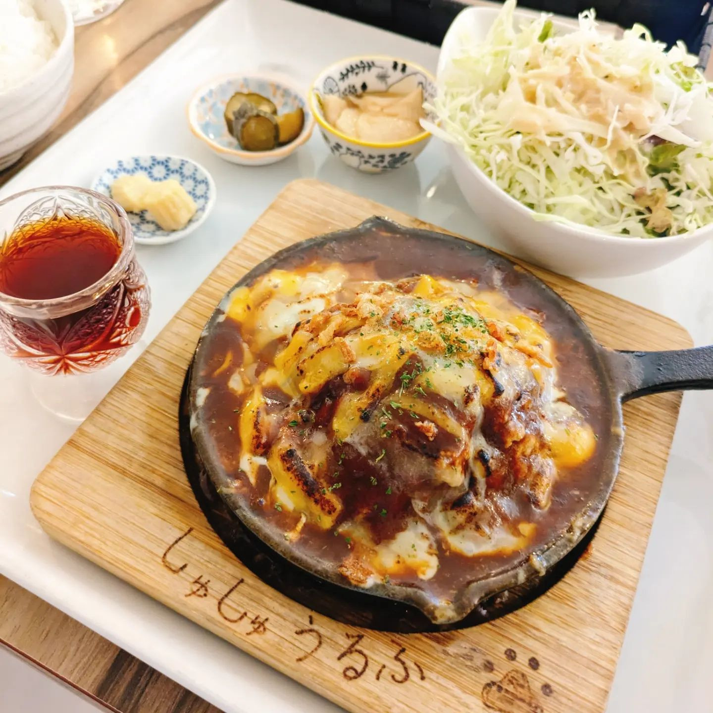 .
 
この前友達と
歯のいらないハンバーグで有名な
ハンバーグ屋さんでランチ🐺✨
美味しかった😋
きのとやでしっかりデザードまで🍦
 
そしていつの間にかもう8月！
すすきの祭りも終わったし、
お盆休みまで駆け抜けよう〜🦖💨
 
今週もよろしくお願いします🙂‍↕️
 
#すすきの#クラブ我礼
#シュシュウルフ#きのとや