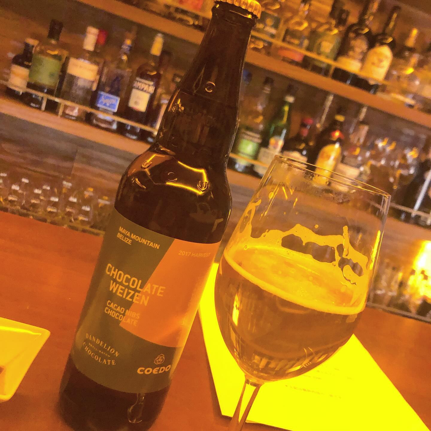 🍺COEDO チョコレートヴァイツェン🍺

これ！！！！

人生で飲んだ中で記憶に残るビールの一つ！！！

でももう！2度と飲めない！！！😭😭😭

チョコレートのブランドのダンデライオンとCOEDOのコラボの第二弾で、
2020年に発売された期間限定ビールなんですーーー

チョコレートのビールとは？？？
って興味本位で飲んだんだけど
めちゃくちゃチョコレートとマッチしててでもビールで
ほんとに美味しかった、、、！

ビールの苦味とかあまりなくて、甘いまろやかでフルーティーなビールに酸味のあるチョコレートが