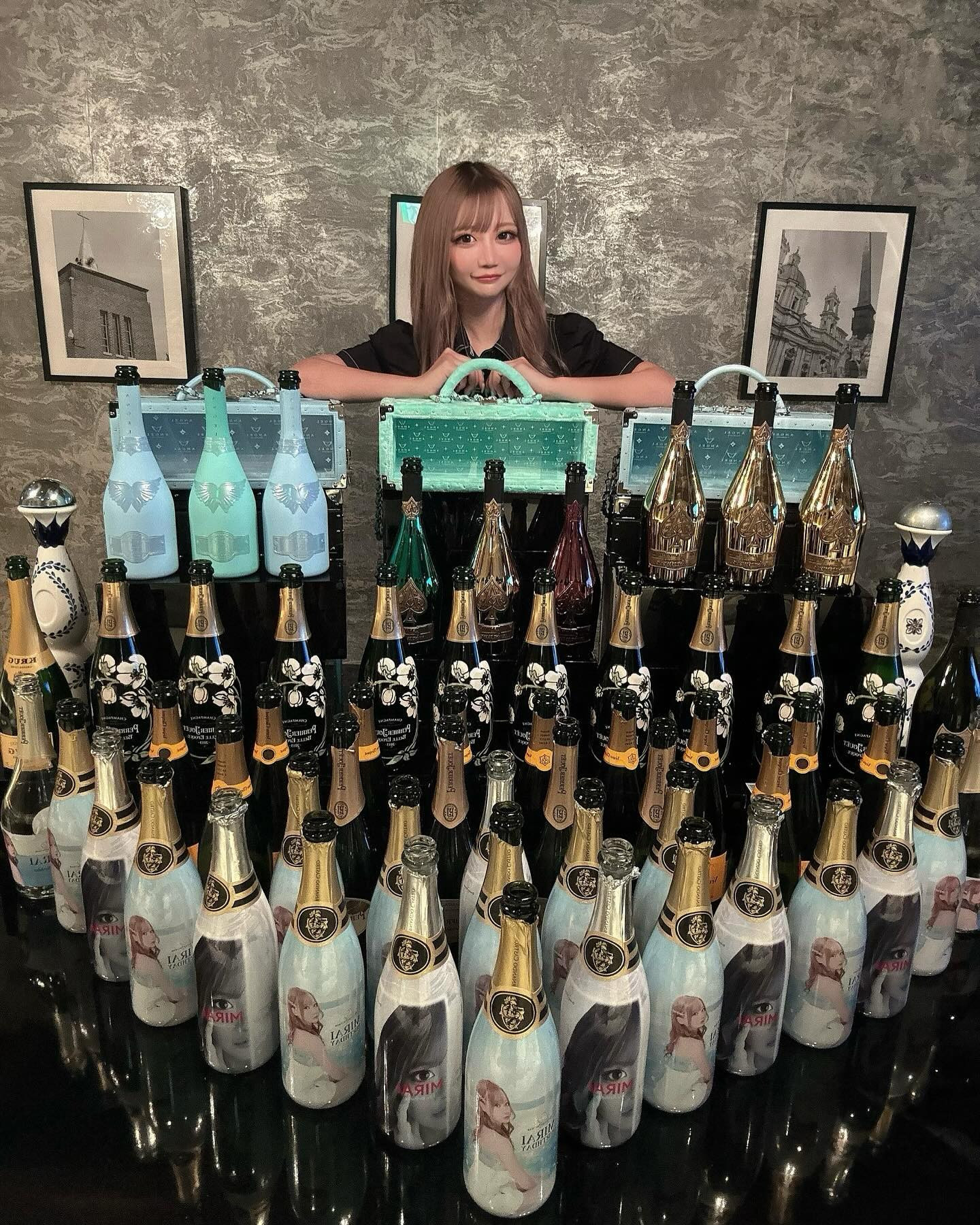 7月バースデー月間来てくれた皆様、本当にありがとうございました🩵💙
お祝いしてもらえて本当に沢山の感謝でいっぱいです🥺‪🫶

最初の1週間まさかの全然出勤出来ないというアクシデントからスタートして、いつもニコニコハッピー精神のこの私が、うまくいかなくて悔しくてお店で大号泣したり潰れたり、普段なかなかない出来事が色々あった1ヶ月でしたが、皆様のおかげで締め日にはめっちゃ楽しかったー！ハッピー！って幸せな気持ちになってました☺️🩵💙

そして一緒に沢山飲んでくれてお祝いしてくれた女の子や、スタッフの方達も本当