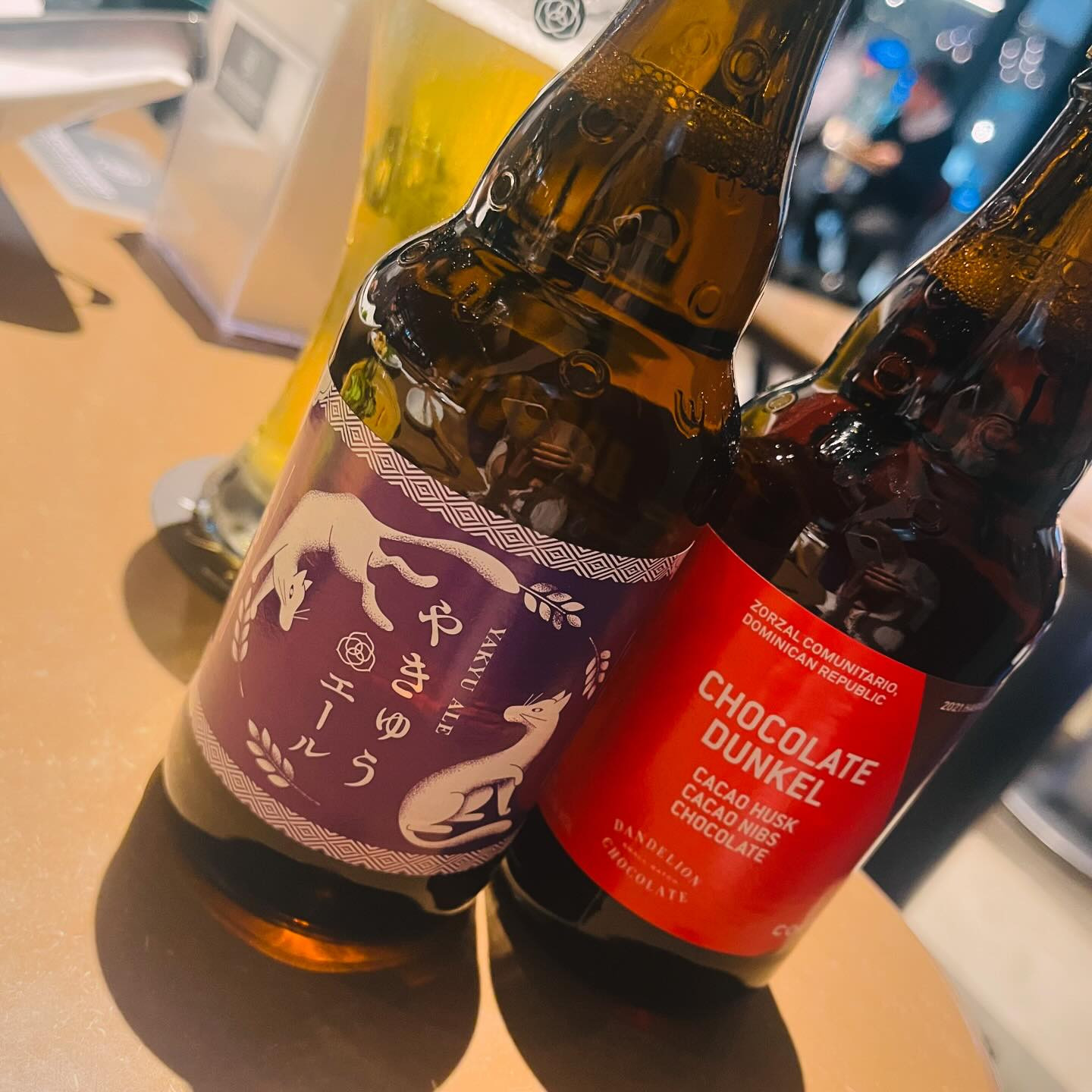 今日はもう売ってないレアビール二本立て✌️🍺

🍺COEDO やきゅうエール🍺
箭弓稲荷神社とCOEDOのコラボ！🦊
なんと東松山市のお米が使われているビールです！
めちゃくちゃ飲みやすくて美味しかったー！！😭
柑橘系の香りが爽やか！
これはいくらでも飲めてしまう、、！
期間限定でもう売ってないみたいです、、、🥺

🍺COEDO チョコレート・デュンケル🍺
COEDOとダンデライオンチョコレートのコラボ！！
甘くは無いけどカカオの香りがしっかりしてるビール！
ビターなチョコレートと一緒に飲みたくなる🤤
こ