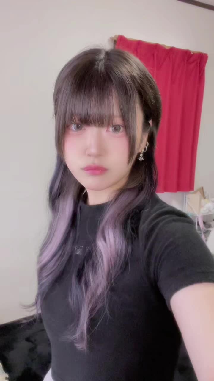 うしろにみんなからもらったぬいぐるみとかお手紙とかそういうものたちが飾ってあるます