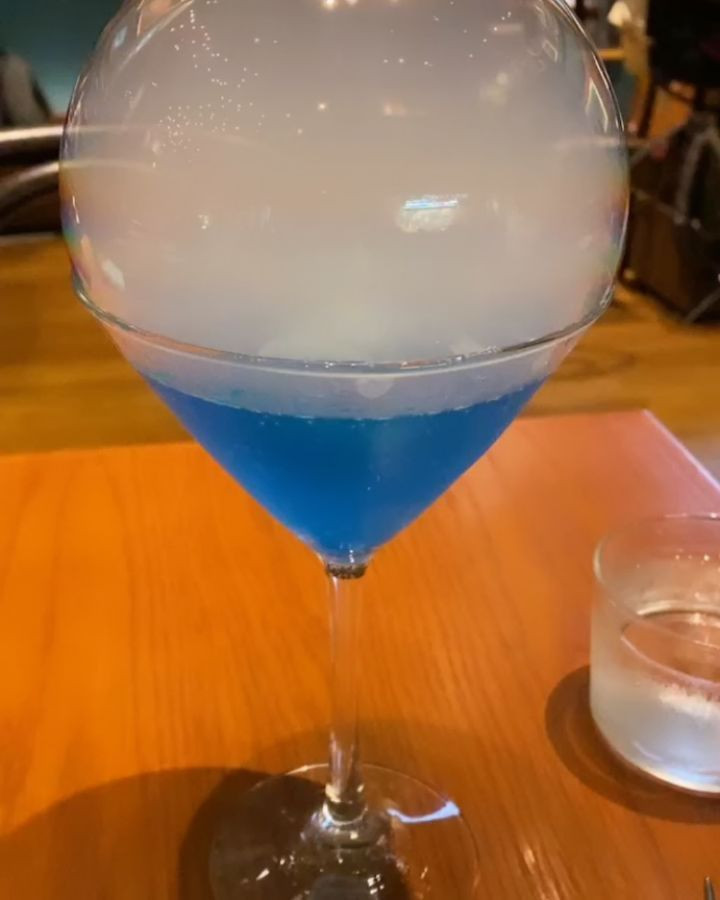 .
ハリー・ポッターと呪いの子、藤原竜也のハリー役のときに観に行ってきた♥️

赤坂駅周辺がどこみてもハリポタモチーフばっかりでめっちゃ楽しい✨

まずカフェで腹ごしらえ
エクスペクト・パトローナムのドリンクとホグワーツの焼印が入ったソーセージとマッシュポテト
少ないかなと思ったけど、マッシュポテト結構お腹に溜まるからちょうどよかった🙆🙆

劇場すぐそこなのだけど、もう入口前から結構人だかりが💦
少し雨降ってたけどそんなに待たずに入れたかな

中にはグッズ販売も展示もあって待ち時間も楽しい🎉
劇場で売って