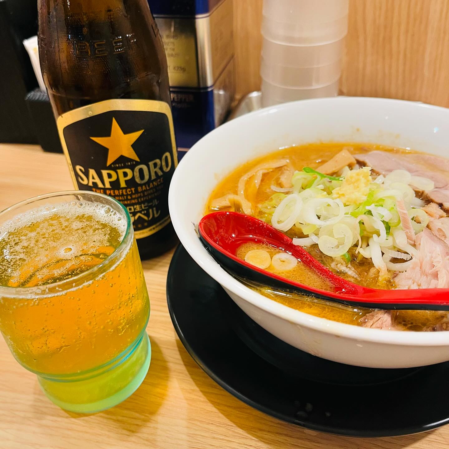 🍻背徳感ビール🍻

濃い味噌ラーメン食べながら
水のコップで瓶ビールなんて

背徳感で最高になっちゃう🍺🍜

うますぎた

#味噌ラーメン
#サッポロ黒ラベル 
#志木
#キャバ嬢