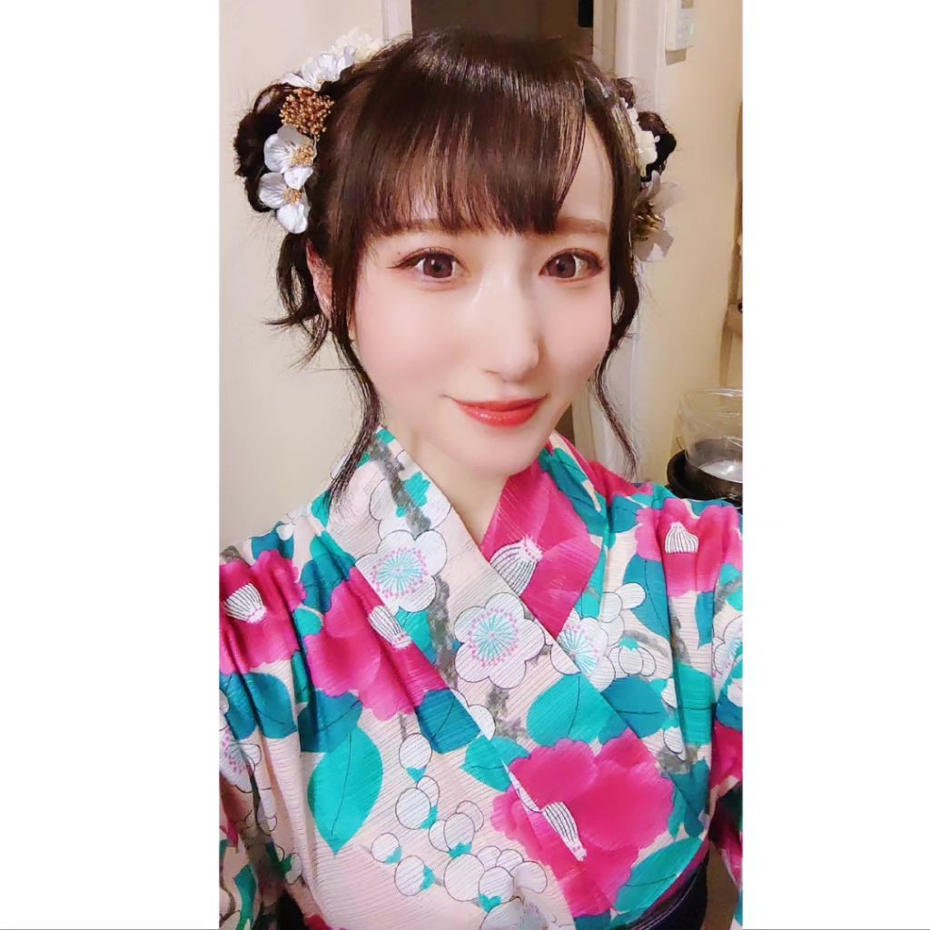 .
すすきの祭り3日間、今年もありがとうございました！！

1日目にやったくらげヘアがめっちゃかわいくてお気に入り♥️

2日目は前にも書いた今年の浴衣をせっかくだから着てみました✨
前回は蝶々つけたけど今回は同系色のお花のバレッタに🍬
オーガンジーの兵児帯つけて、帯留めを金平糖にしたよ♥️
同じ浴衣着ても違う着こなしにするのが楽しい🎉🎉

3日目は本当はリボンヘアやりたかったのだけどできず三つ編みで赤いリボン
意外と好評だったから良かったかな🎃

毎年雨降ってるけどやはり今年も降っちゃった〜💦
傘さしな
