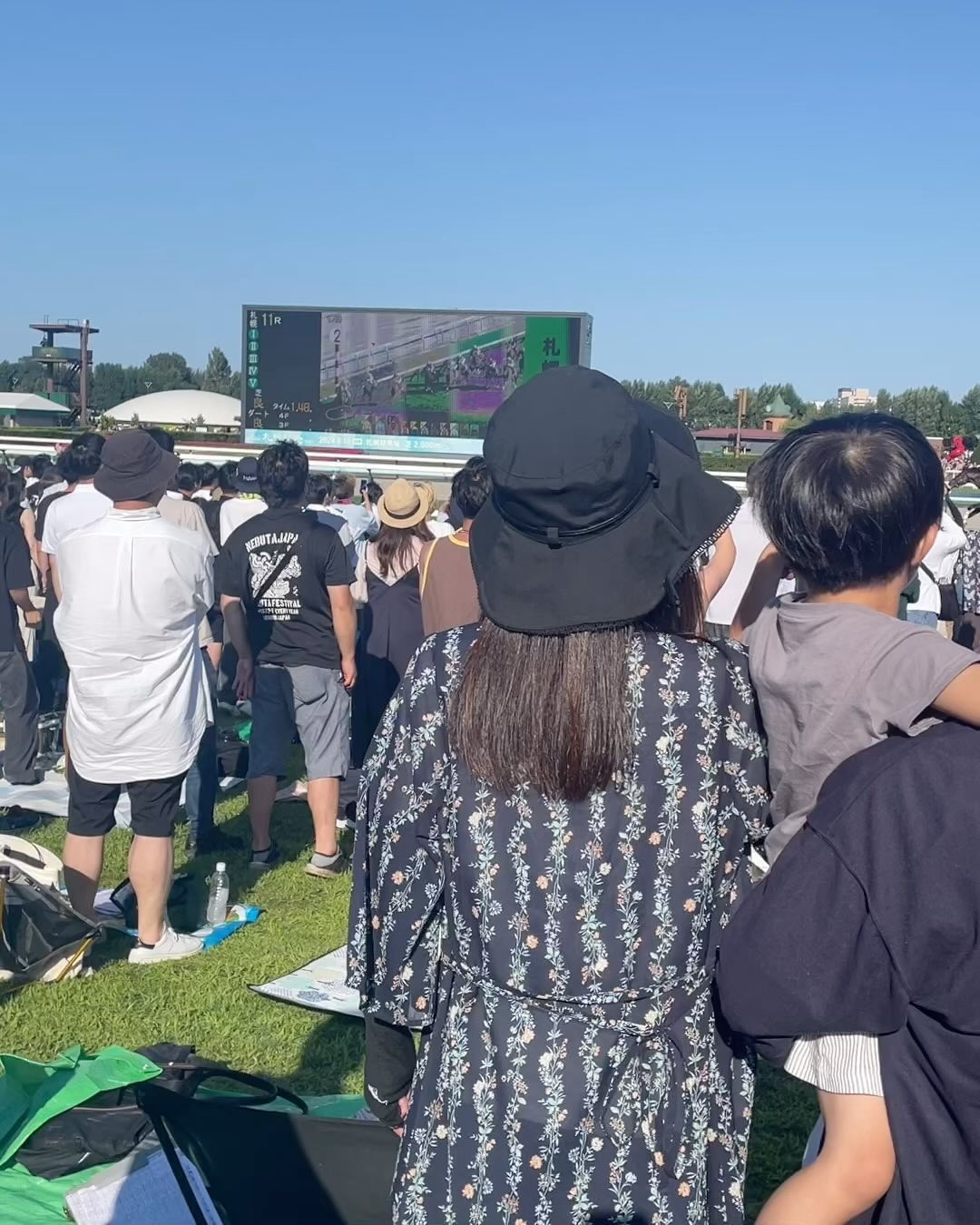 札幌記念行ってきました！

午前中からビール飲みながら
ピクニック気分で🐎✨

今年はトータル負けましたー😂

掛け方わかんなくて
単勝大穴勝ったー！と思ったら
馬単にマークしてたってのもあり(笑)

詳しい方データの見方とか
マークの仕方とか教えてください🙃☔️

┈┈┈┈┈┈┈┈┈┈┈┈┈┈┈┈┈┈ 

札幌市中央区南6西4第21桂和ビル6F 
クラブ我礼〜Galle〜 

@clubgalle2580 

┈┈┈┈┈┈┈┈┈┈┈┈┈┈┈┈┈┈ 
ご来店予定の方はDMください💌 

#競馬 #札幌記念