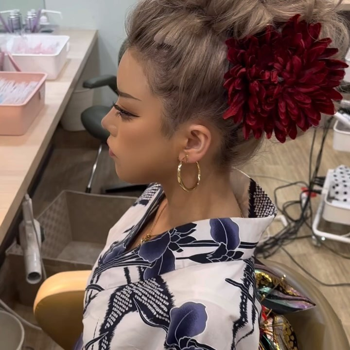 浴衣Eve👘🎇
・
ヘアメイク @tsubaki_314_hairmake 
・
・
・
峰 寿リ亜 ｰ 𝐉𝐮𝐥𝐢𝐚 𝐌𝐢𝐧𝐞🌹
・
𝗢𝗿𝗮𝗻𝗴𝗲 𝗧𝗲𝗿𝗿𝗮𝗰𝗲 - オレンジテラス🍊🧡
@orangeterrace.tokyo 
・
AREA: 歌舞伎町／新宿
TEL: 03-6233-8201
MAP: 〒160-0021 
  東京都新宿区歌舞伎町1-2-5
  東陽ビル B1F
TIME: 20:00〜LAST
・
 #キャバ嬢  #キャバクラ  #新宿  #歌舞伎町  #ホステス  #ギャル  