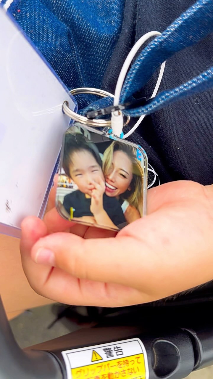 🌺💜
素敵な🎁 @acry.jp に出逢いました🙏🏽
可愛過ぎないですか？😭✨🩷💜🩷

家、店、自転車それぞれの🔑と
お家の中、サロンに飾ります🩵🩵🩵

息子にどのキーホルダーがいい？と聞いたら
まっさきにツーショットを選んでくれた🥹🫶🏽
ACRYアプリから作ったよ🌺皆様もぜひ🌞💫

#acry #私のパワスポは息子 #4歳男の子 #👩🏼‍❤️‍👨🏻
#男の子ママ #オレンジレンジにやっとハマる笑