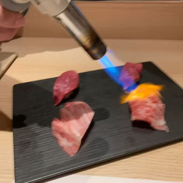 .
川もり✨

5月に行ったのでかなりの時差投稿🙃

確か誰かお客様に一人でも全然入れるよって言われて、気になってた川もりに行ってきたはず🤞🏻

お肉の種類よくわからないから店員さんにおすすめ聞いて、全部美味しくてぺろっと🦄🎉

焼肉といえば絶対に肉寿司食べたい人間
どれがなんのお肉か正直覚えてないけど、幸せな気持ちになったのは確か👌♥️

杏仁豆腐は自家製だった気がする…違うかも
昔は好きじゃなかったけど大人になってから好きになったものの一つ🍰

一人だったから気を使ってくれたのか同伴で使ってほしいって