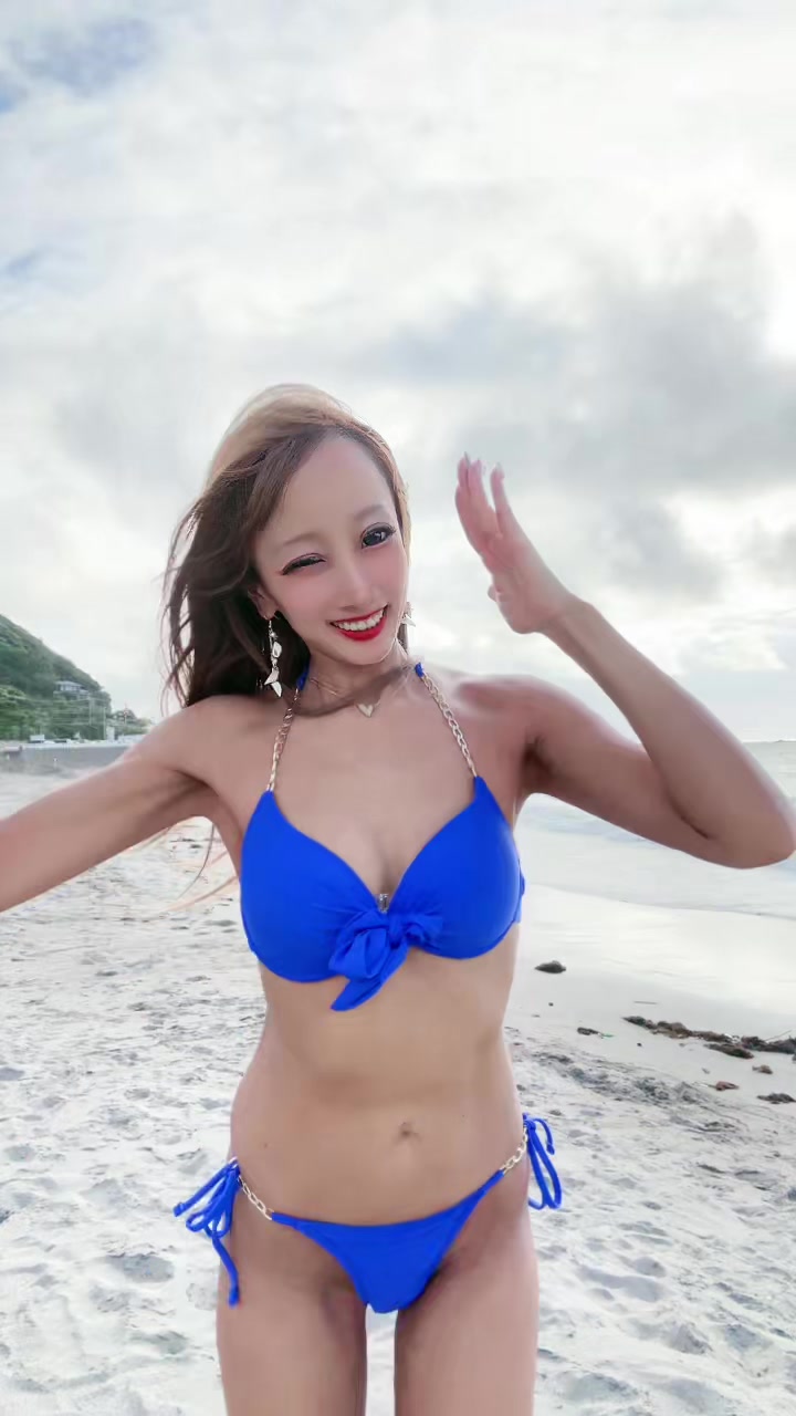 #水着 #bikini #海 ブルーハワイのかき氷食べたから歯青い💙