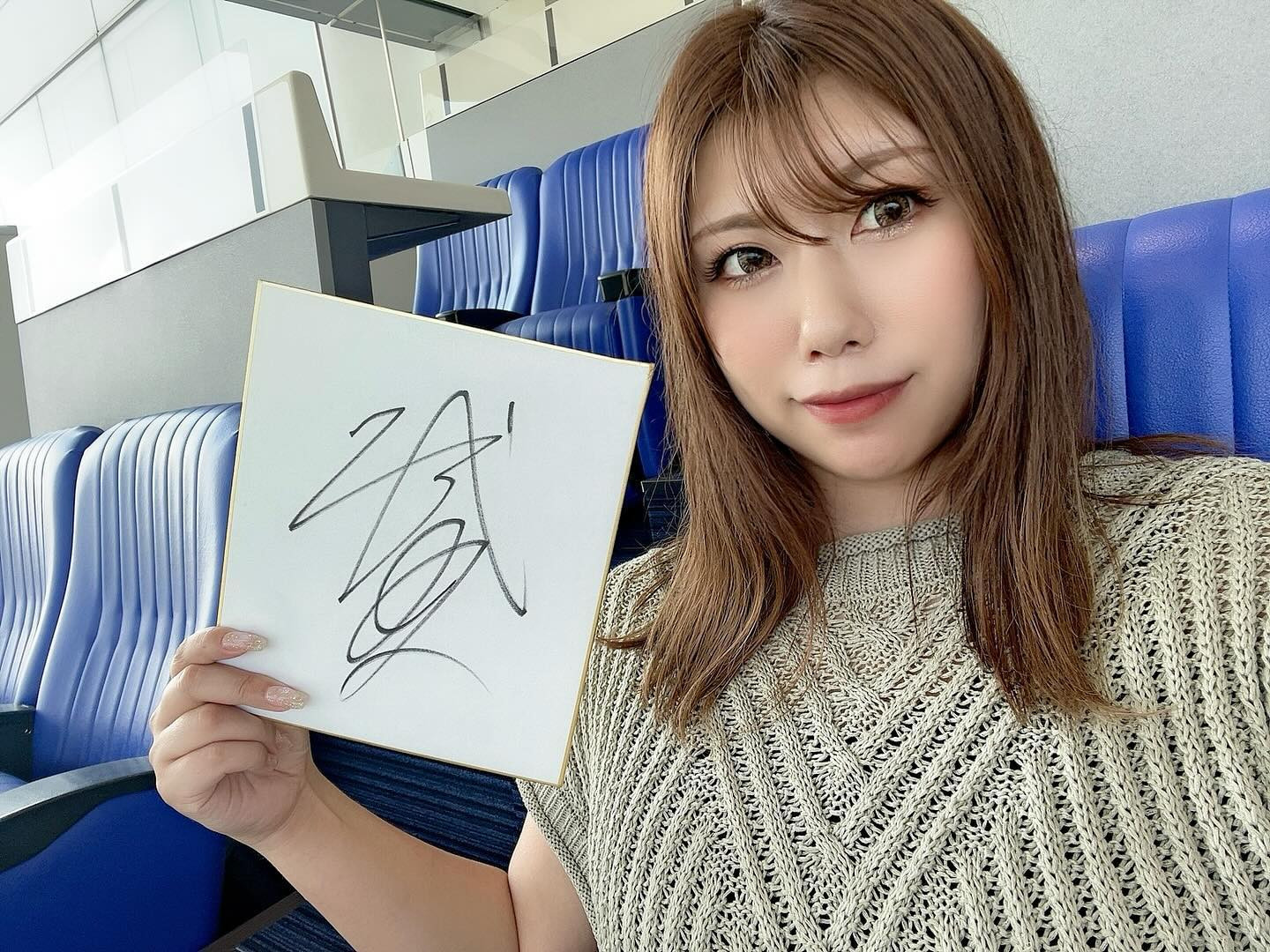 💙

夏競馬終わっちゃったねえ、、
毎週競馬場行けてたのしかった🫶🏻

秋競馬が始まると
あぁ、もうすぐ今年も終わるなぁ
って思ってしまうよね🫢
G1シーズンもやってくるし楽しみ！！

サインは横山武史騎手🏇💚

#新潟競馬場 #新潟競馬 #競馬 #馬女 #うまじょ #umajo #競馬場 #ジョッキー #競馬予想 #競馬女子 #パドック #競馬好きな人と繋がりたい #横山武史 #ギャンブラー #ギャンブル #競馬エイト #スナックのどか #snacknodoka #新潟スナック #古町スナック #古町 