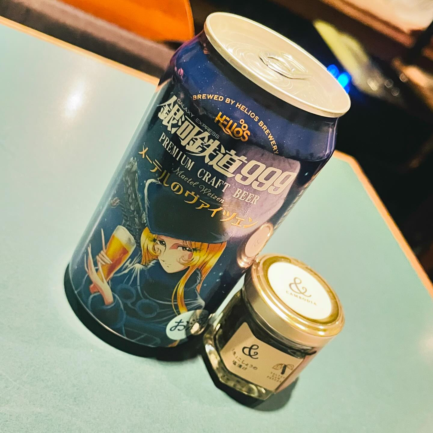 🍺メーテルのヴァイツェン🍺

フルーティーな香りが特徴のヴァイツェン！

ちょっととろみがあってパイナップルの缶詰の汁みたいな(表現合ってる？)完熟フルーツの香りが美味しい〜！🍍

でも後味さっぱりしてて何回でも美味しく味わえる✨
飽きないビールでした🍻

おつまみに、と一緒に頂いた黒胡椒の塩漬けがまた合う！！！👏

優雅なビールタイムになりました！🥳✨

#銀河鉄道999 
#メーテルのヴァイツェン 
#ビール
#志木
#キャバ嬢
#キャバクラ