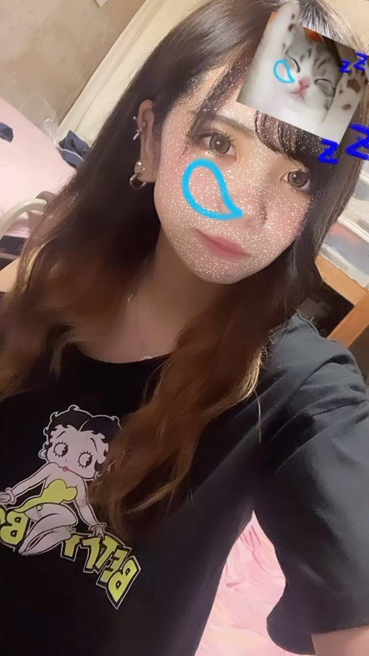 暑かったり寒かったり…🙃
寒暖差に気をつけながら本日も
元気よく出勤してますっ❣️