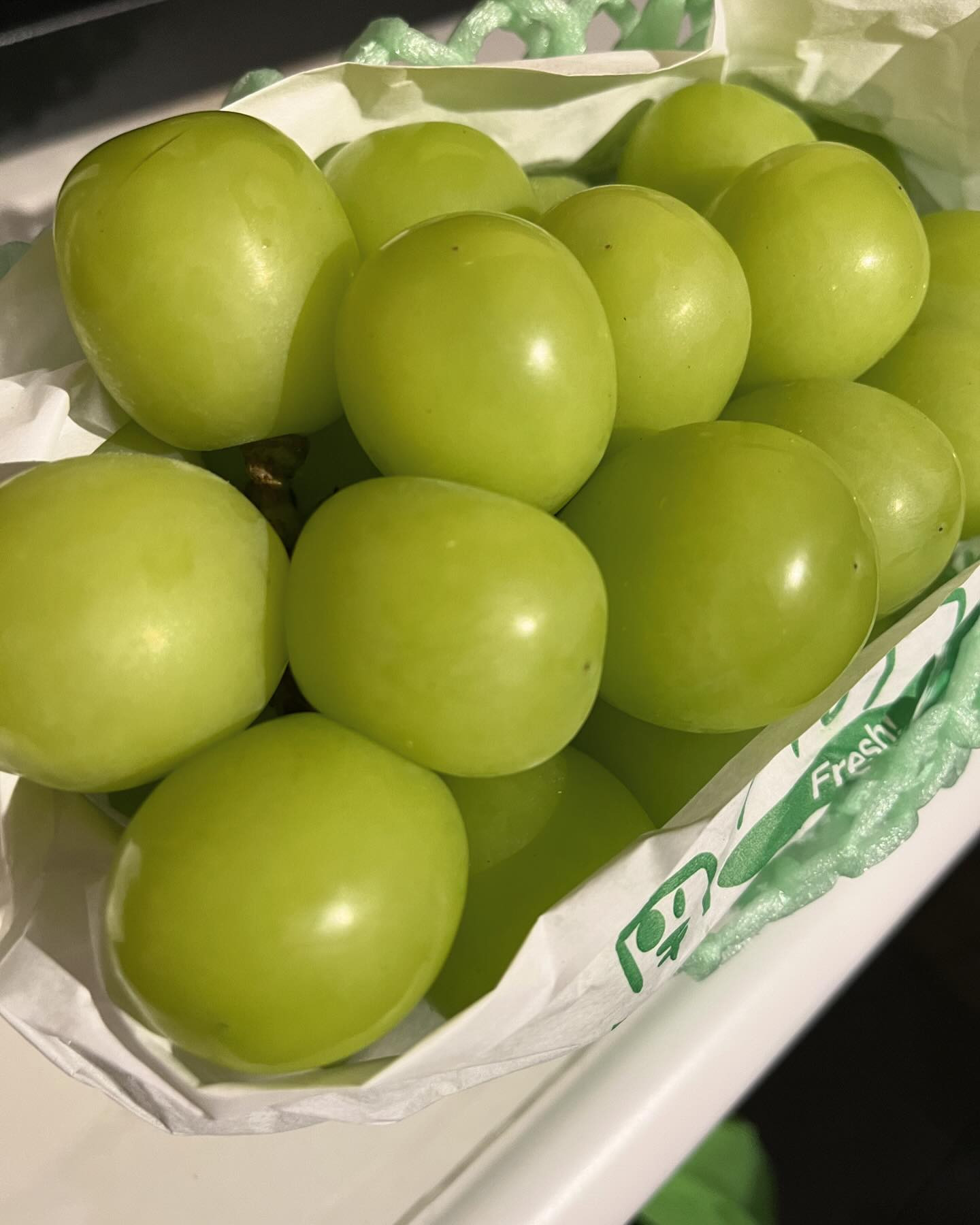 昨日は、ワイン祭りでした🍷
まきママのお席でたくさん美味しいワイン頂きました😍
🍷飲みやすすぎてヤバかったです💨
終わり際にはシャンパン🍾

昔、一緒に働いていたお姉さんも来てくれて☺️
なんて良い 1日だったんだろう😌

飲んだ次の日って、起きた瞬間からお腹空いてる笑笑
とりあえず、シャインマスカット食べてからの〜🍜染みる笑笑

@clubgalle2580 
#club我礼#すすきの