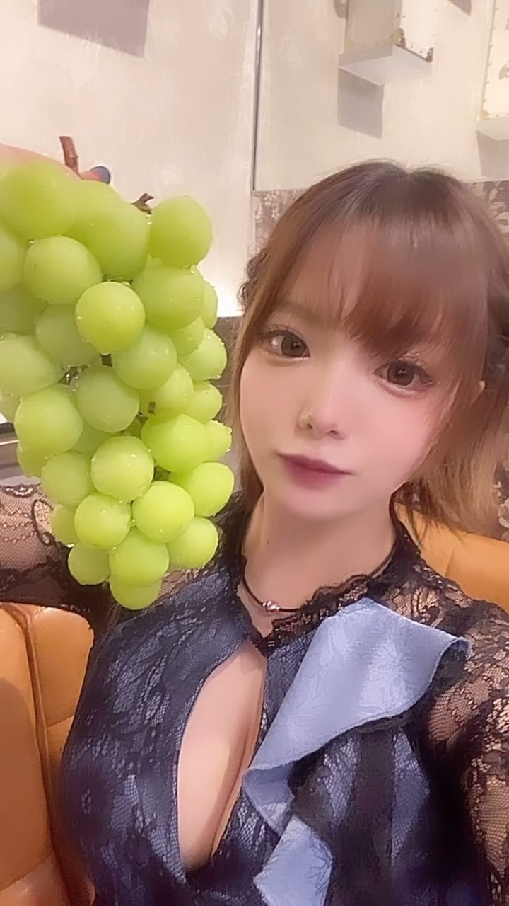 こんばんは、ゆきです😊

いつもお土産下さるお客さまからシャインマスカットいただきました🍇✨️
めちゃめちゃおっきくてあまくて美味しかったです！
いつもありがとーん🥹♡

20:30からいるよ

 #シャインマスカット  #キャバクラ  #キャバ嬢  #やせたい  #ぶどうおいしい  #長野県諏訪市