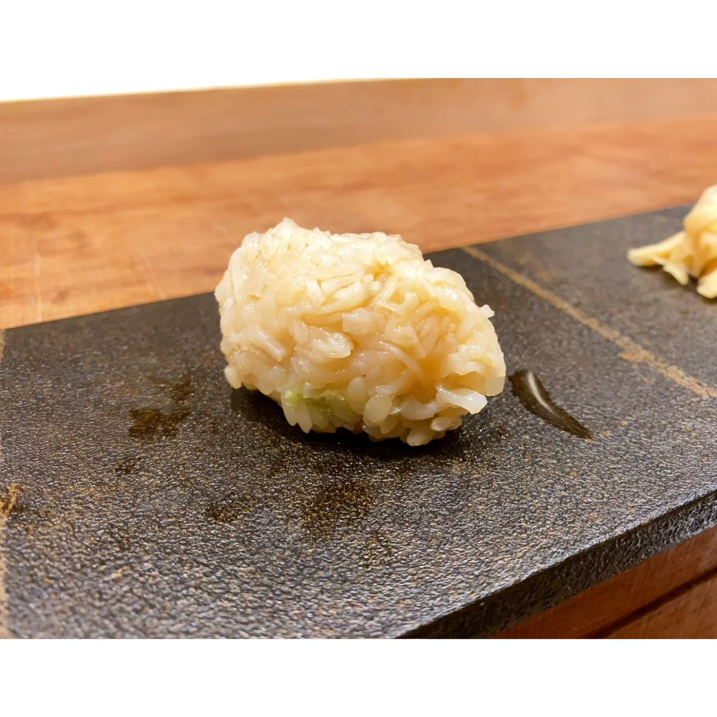 .
田久鮓💕

taku鮓表記もあるけど、どちらもたくずしって読むらしい

鮓が難しくて読めなかった笑
鼎のときも読めなかったな

広いカウンターと奧に個室がある開放感のある店内で、常連さんも海外の方もいる伺いやすいお店☀️

鮑に肝のソースをつけて食べるの最高に好き〜♥️
最近お皿もちゃんと見ようと思って意識してて、カツオが乗ってるお皿がかわいくていいなって思いました(小並感)

途中で大きいあん肝が登場してにっこり🤗

大事な事だから何度でも言うけど赤酢大好きなので握りでもにっこり🤗🤗

刀剣女子的に