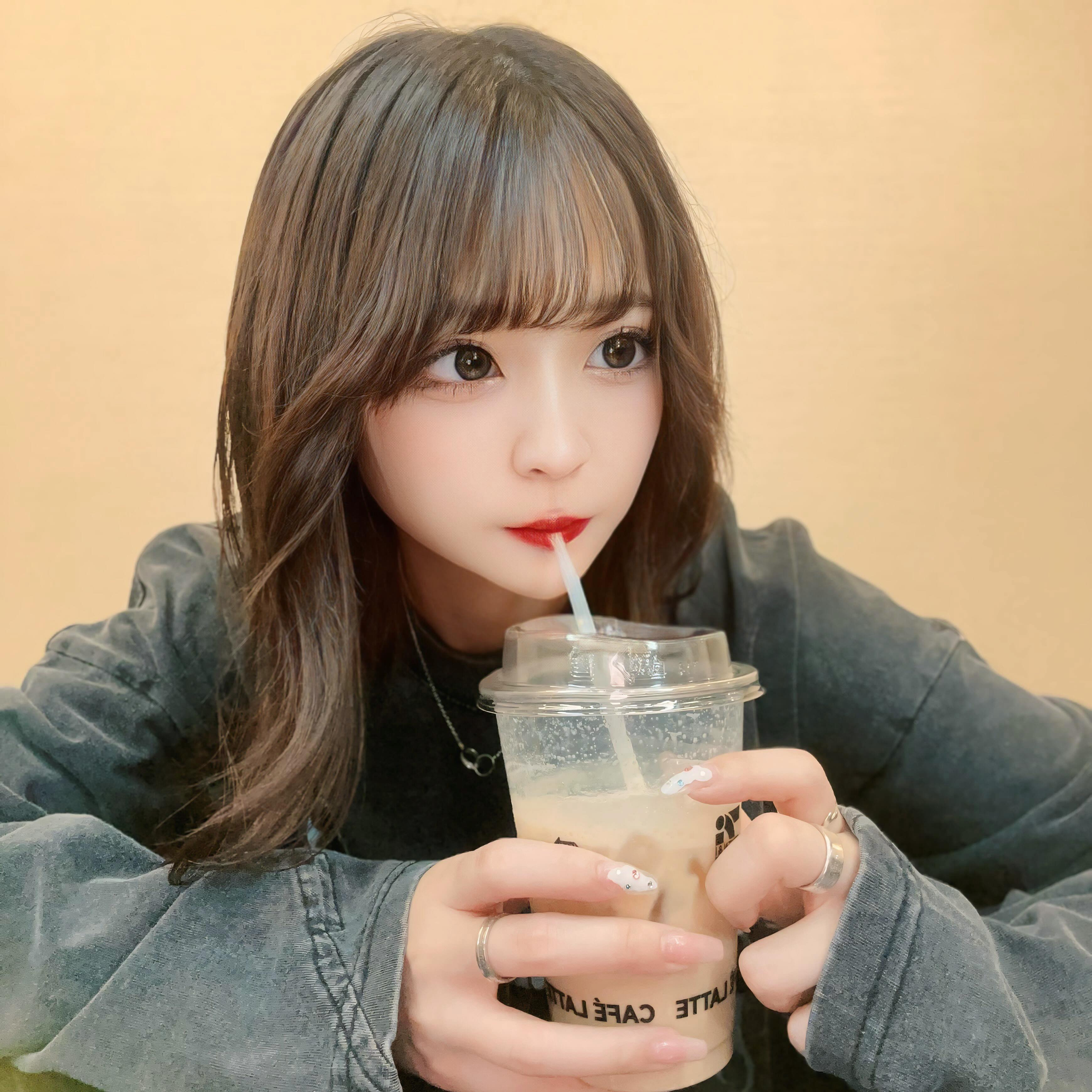 .
大人になったらフラペチーノよりラテが好きになるよ
高校生の時は絶対嘘だあ！！😜と思ってたけど
ほんとにその通りだ🙄🙄笑
少しは大人になれたかなあ💭

ブラックも飲めるけどカフェラテ愛好家です🫶🏻

#ウルフグループ #王華 #ロイヤルステージ #ROYALSTAGE #札幌 #すすきの #錦 #名古屋 #国分町 #歌舞伎町 #六本木 #中洲 #キャバ嬢 #キャバクラ #キャバ嬢 #美人 #かわいい #モデル #model #art #ニュークラブ #ガールズバー #photography #photo