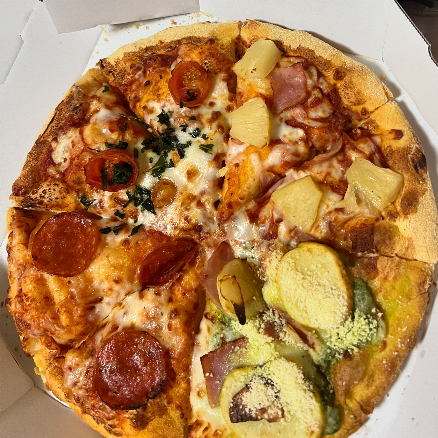 普段滅多に食べないけど、たまに食べたくなるジャンキーな食べ物🍕

深夜に罪悪感🥺

最近、急に涼しくなってきて秋だなぁ🍁🍂

@clubgalle258
#東陽企画グループ #東陽企画 #トキオ観光
#第21桂和ビル #第21桂和ビル6階
#くらぶ我礼 #クラブ我礼 #我礼#北海道 #札幌 #すすきの #ラウンジ  #ラウンジ嬢 #キャバクラ #キャバ嬢 #ホステス #きゃばきゃば #お酒好きと繋がりたい