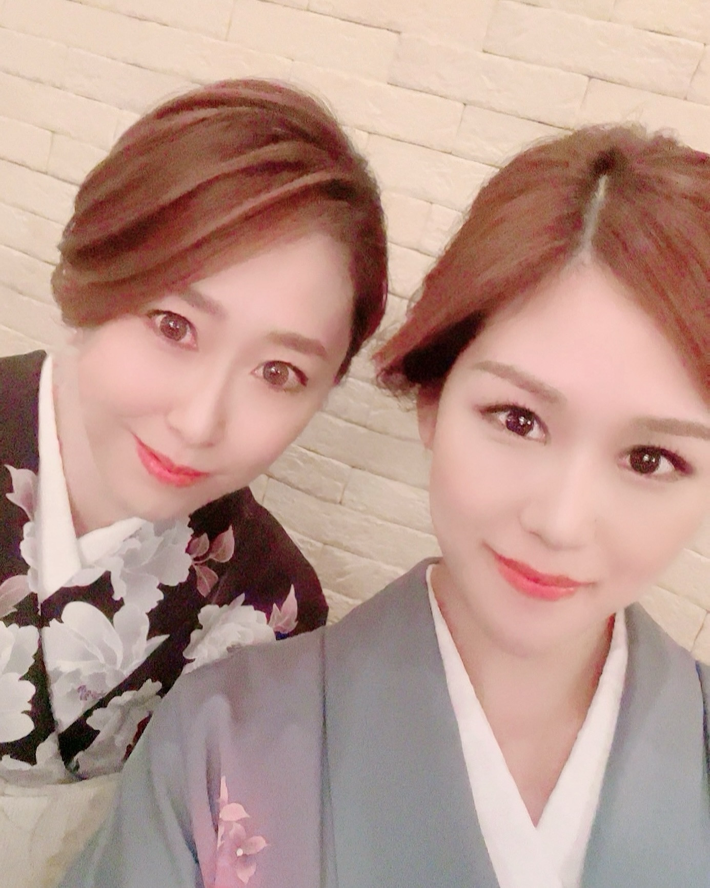 着物着てみた👘

玲奈ちゃんと記念に撮影してみたよ📸

今日は、どんな着物を着ようかなー🤔💭

今宵もよろしくお願いします🫶

@clubgalle258
#東陽企画グループ #東陽企画 #トキオ観光
#第21桂和ビル #第21桂和ビル6階
#くらぶ我礼 #クラブ我礼 #我礼#北海道 #札幌 #すすきの #ラウンジ  #ラウンジ嬢 #キャバクラ #キャバ嬢 #ホステス #きゃばきゃば #お酒好きと繋がりたい