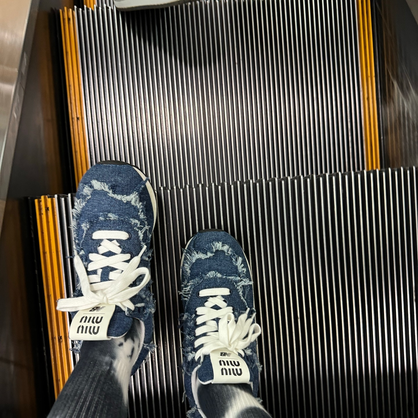 🧚🏻

北海道は、寒くてもうこんな服装出来ませんね
カーディガンとか、コート必須だよ🧥

(同世代の方、この曲懐かしくない？🥹🫶🏻)

┈┈┈┈┈┈┈┈┈┈┈┈┈┈┈┈┈┈┈┈┈┈┈
かのん🐼🍼 @pandanobabychan 
⁡
札幌市中央区南5西3オークラビル2F
@rymansbar_susukino で会えます🎟
⁡
出勤確認はDMか当店に
お電話お願いします📨 011-533-1414
┈┈┈┈┈┈┈┈┈┈┈┈┈┈┈┈┈┈┈┈┈┈┈
⁡
#mardi #miumiu #newbalance