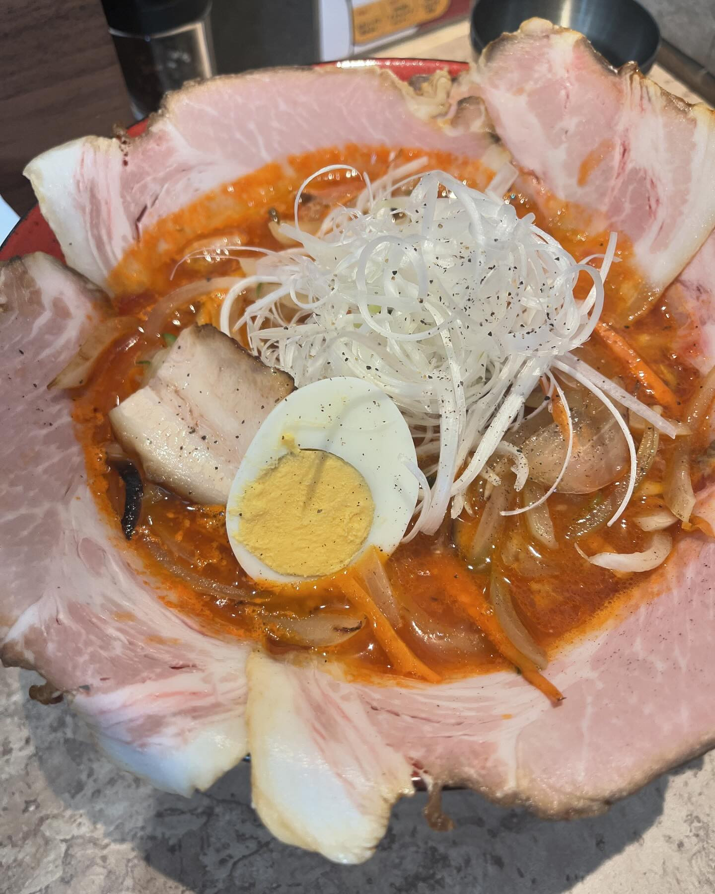 やっぱり風邪みたい😷
早めに薬飲んでたのにぃ💊
風邪引くと、火鍋、スープカレー食べたくなる💨
いつもは、スパイスラーメン食べるのに、ずっと気になっていたユッケジャンラーメンを食べてみた🍜
なかなか冒険できない私。美味しかったけど、やっぱりスパイスラーメンだな😋また、すぐに食べに行っちゃうかも😅
早く治したいから薬飲んでまた寝よ😴

@clubgalle2580 
#club我礼#旨辛好き